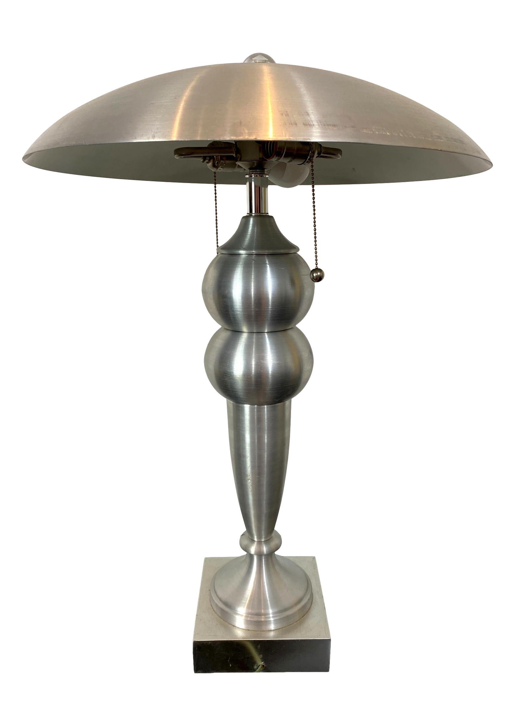 Moderne Tischlampe aus gebürstetem Aluminium und Schirm mit Lucite-Finial, französisch, um 1970.
Maße: 27 Zoll hoch.