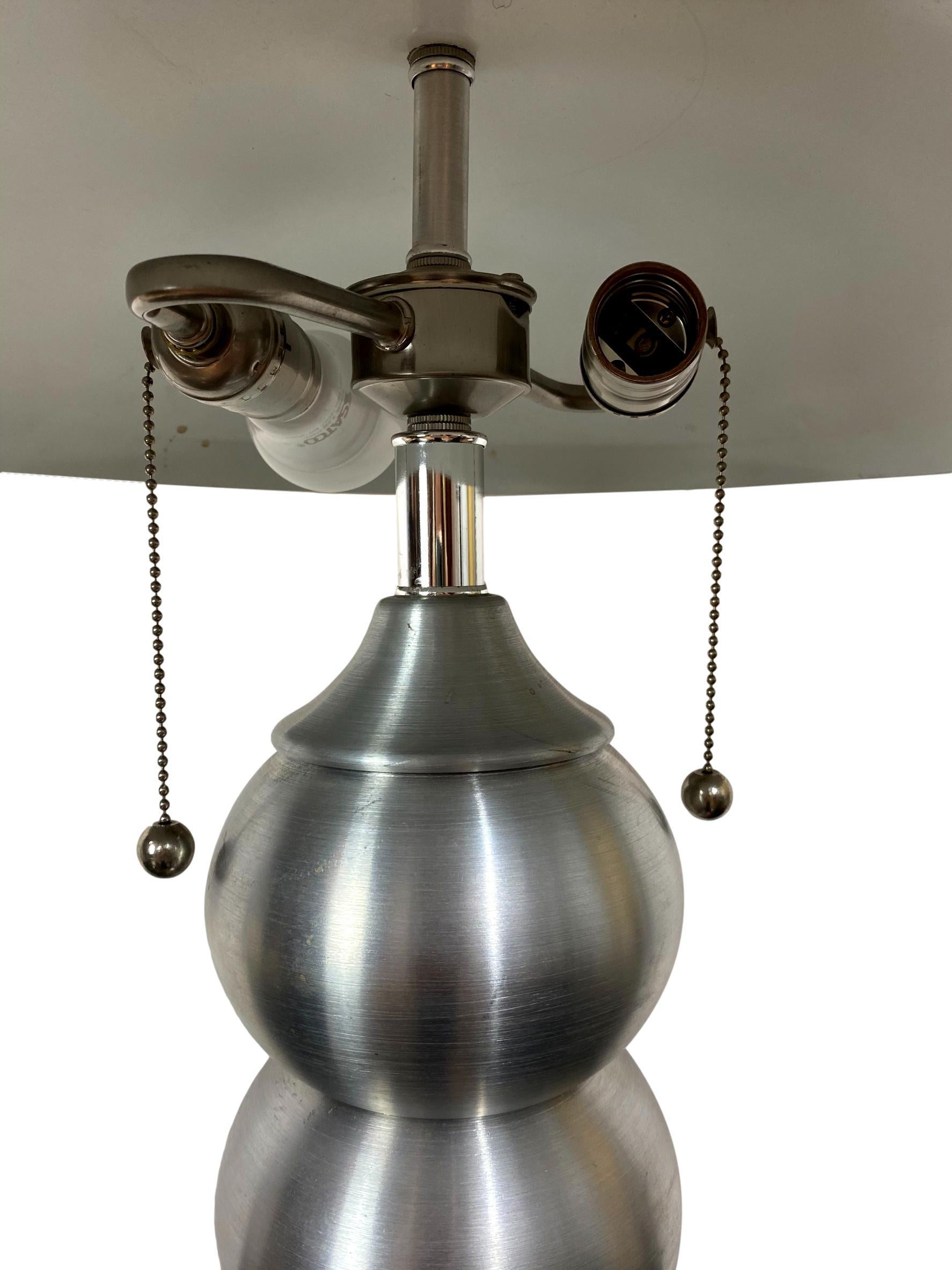 Mid-Century Modern-Lampe und Schirm aus gebürstetem Aluminium mit Lucite-Finish, Französisch (Gebürstet) im Angebot