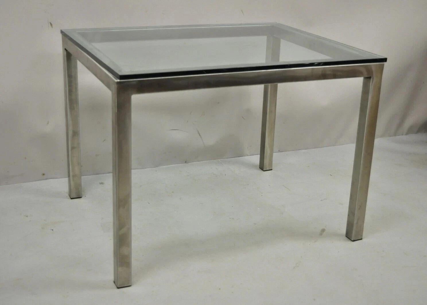 Table d'appoint en métal brossé avec plateau en verre, style Milo Baughman, du milieu du siècle dernier en vente 3