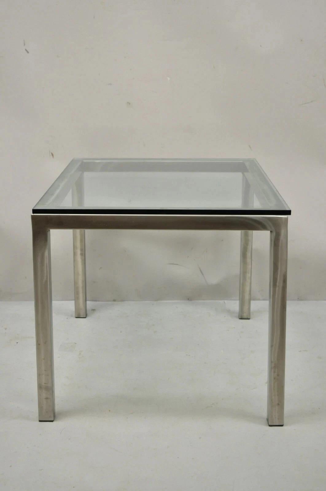 Table d'appoint en métal brossé avec plateau en verre, style Milo Baughman, du milieu du siècle dernier en vente 4