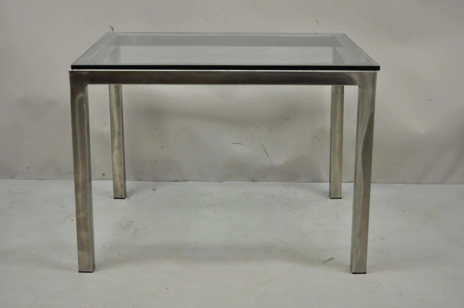 Mid-Century Modern Table d'appoint en métal brossé avec plateau en verre, style Milo Baughman, du milieu du siècle dernier en vente