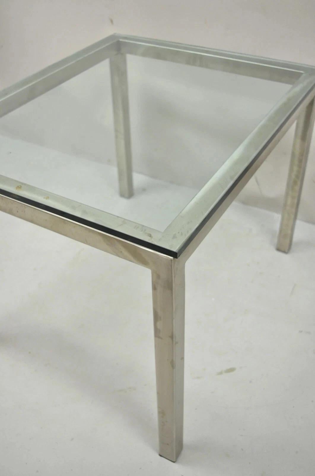 Inconnu Table d'appoint en métal brossé avec plateau en verre, style Milo Baughman, du milieu du siècle dernier en vente