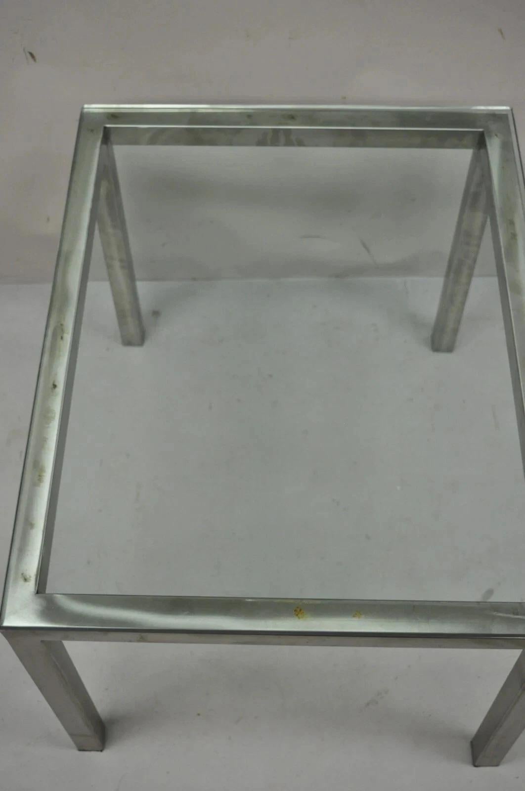 Table d'appoint en métal brossé avec plateau en verre, style Milo Baughman, du milieu du siècle dernier Bon état - En vente à Philadelphia, PA