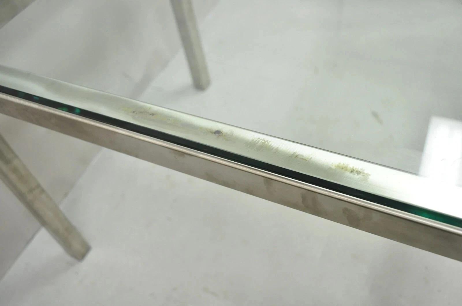Table d'appoint en métal brossé avec plateau en verre, style Milo Baughman, du milieu du siècle dernier en vente 1