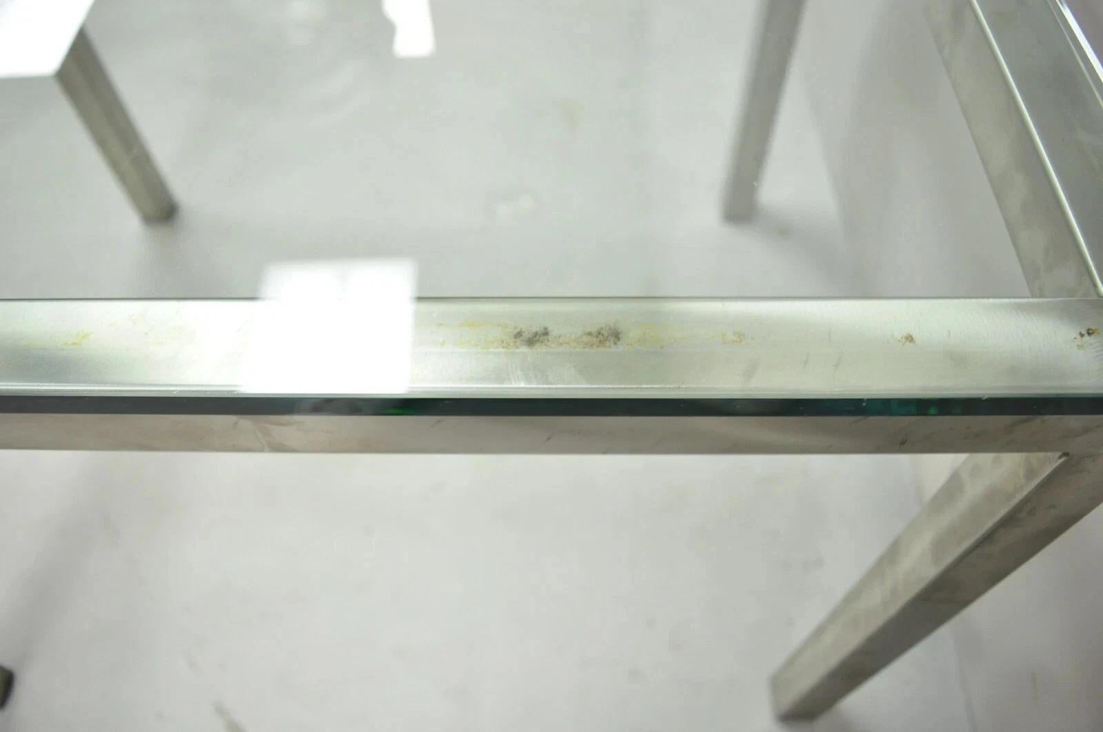 Table d'appoint en métal brossé avec plateau en verre, style Milo Baughman, du milieu du siècle dernier en vente 2