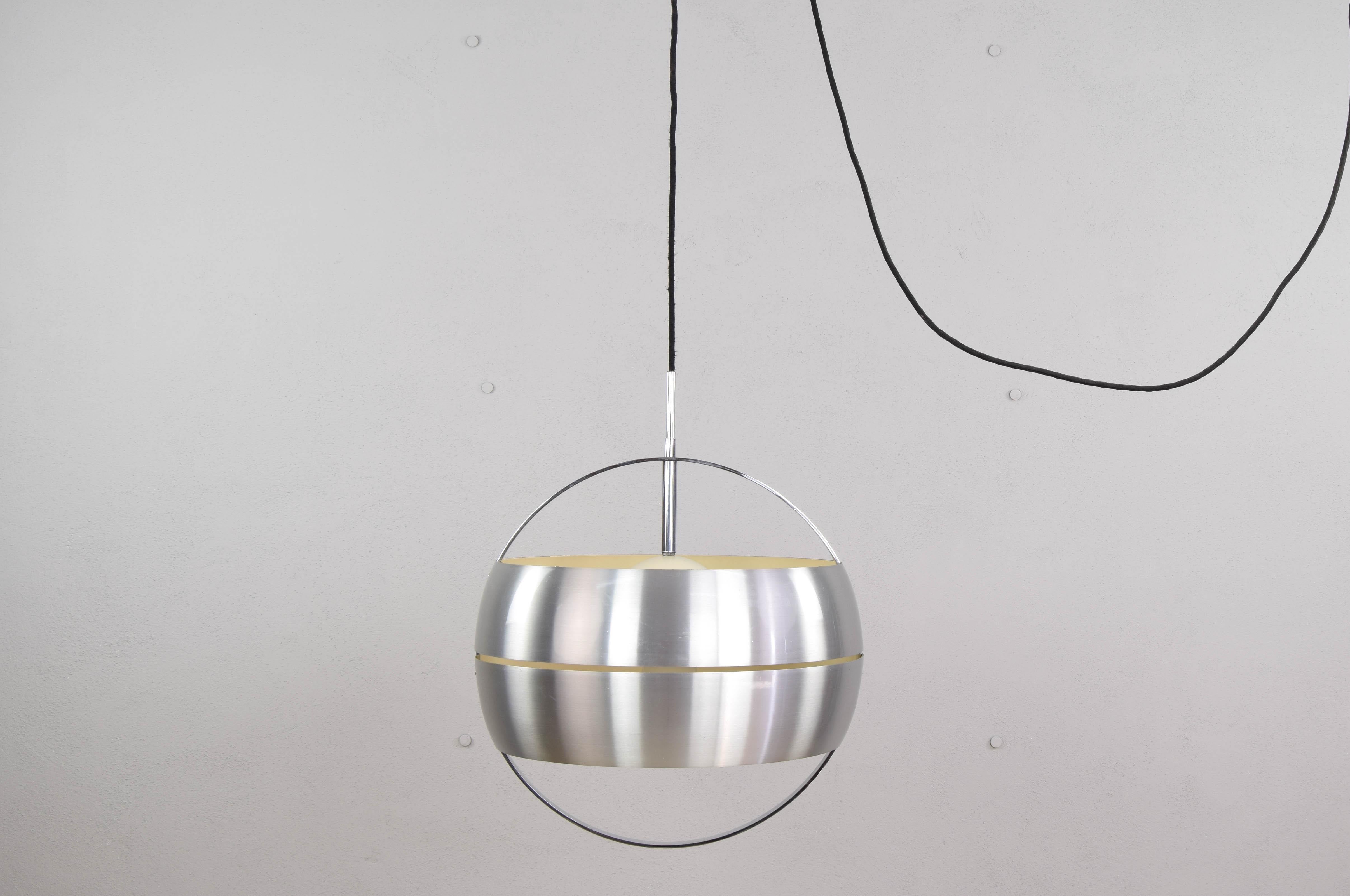 Italian pendant ceiling lamp of great extension. Brushed steel body with chrome ring in very good condition. 470 cm fabric cable extension with anchoring system to be able to regulate the measure of lamp drop.