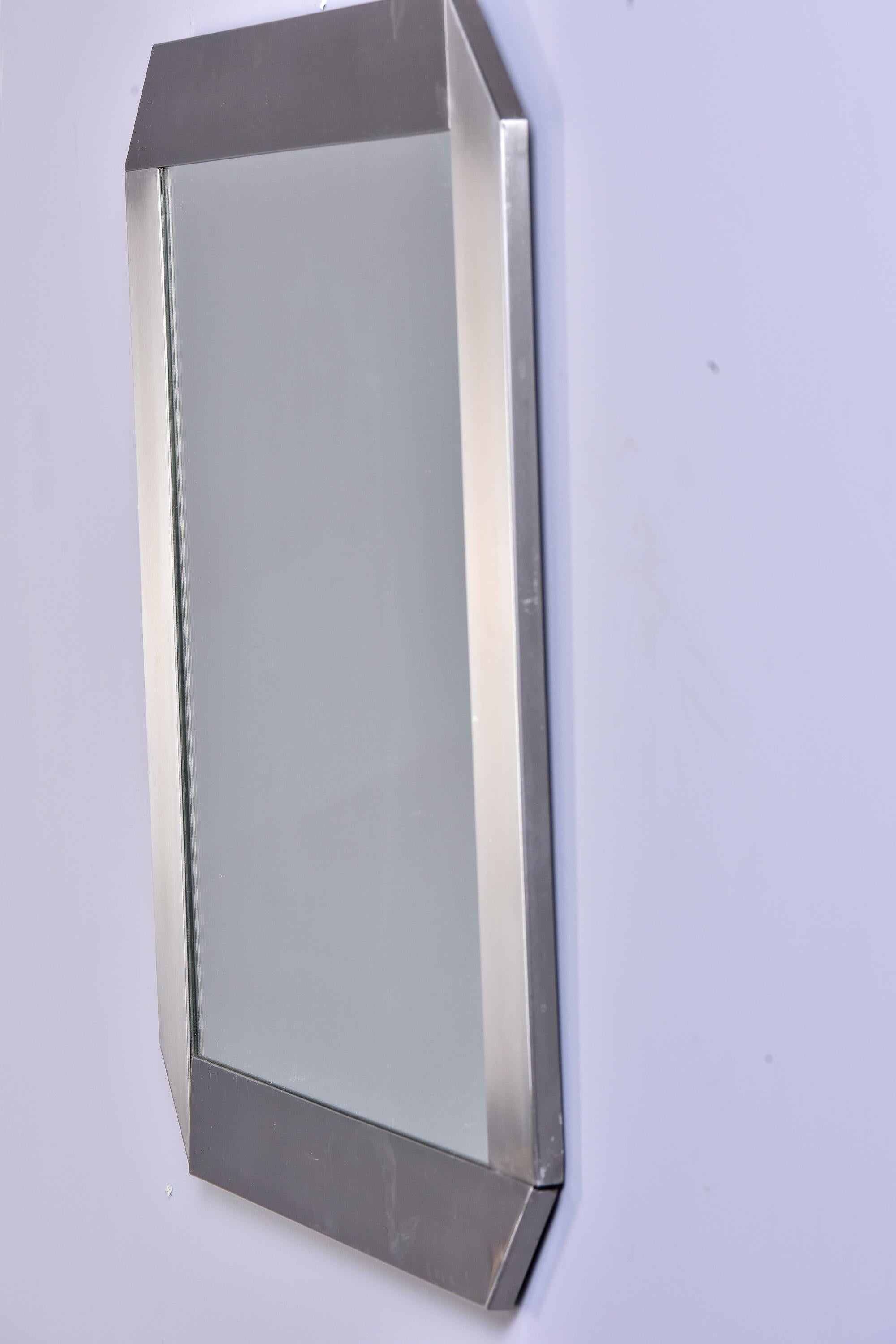 Miroir encadré en acier brossé moderne du milieu du siècle dernier en vente 2