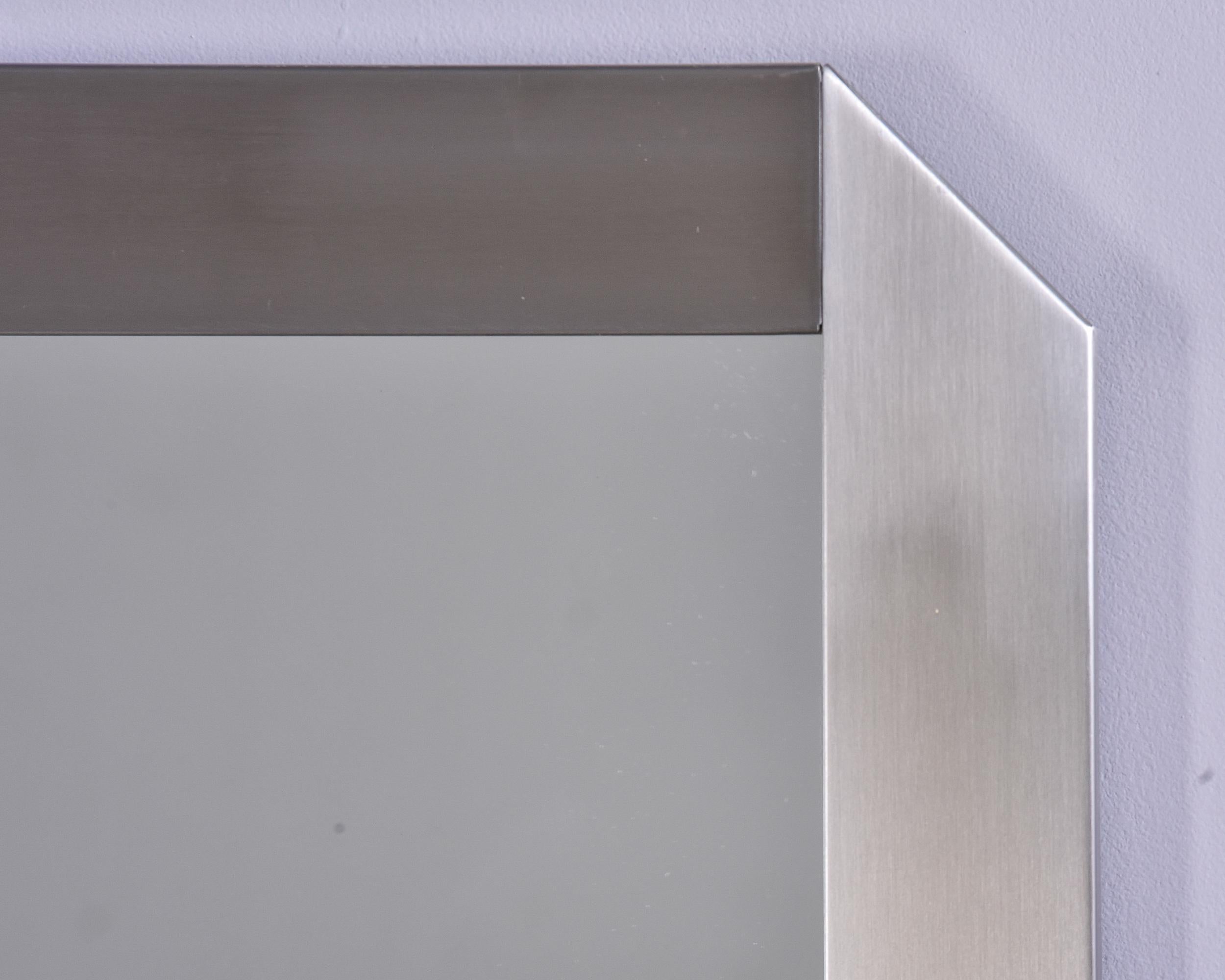 Brossé Miroir encadré en acier brossé moderne du milieu du siècle dernier en vente