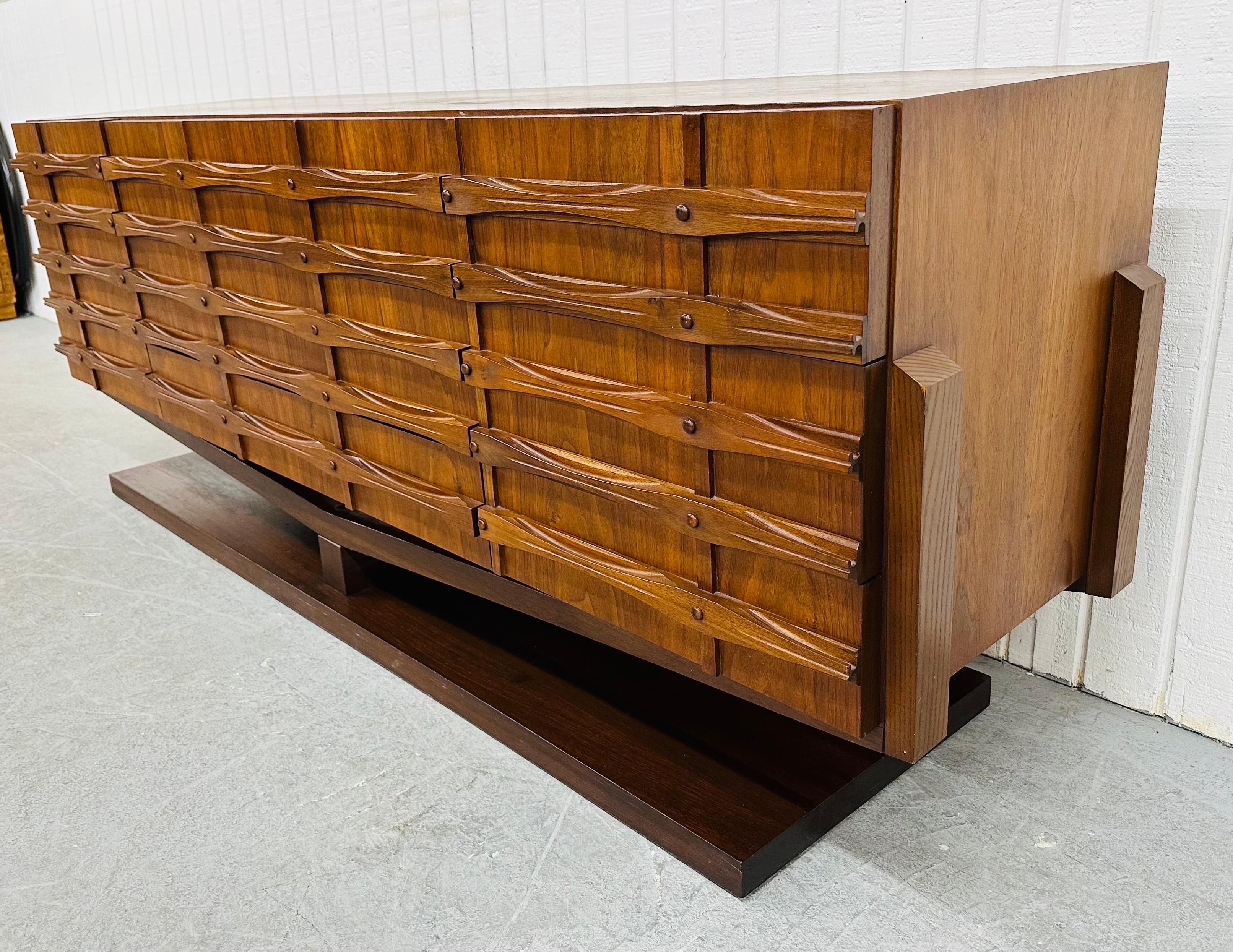 Diese Auflistung ist für eine Mid-Century Modern Brutalist 9-Schublade Dresser. Er hat ein geradliniges Design, neun Schubladen mit brutalistischen Fronten, einen Holzsockel und eine schöne Walnussoberfläche. Dies ist eine außergewöhnliche