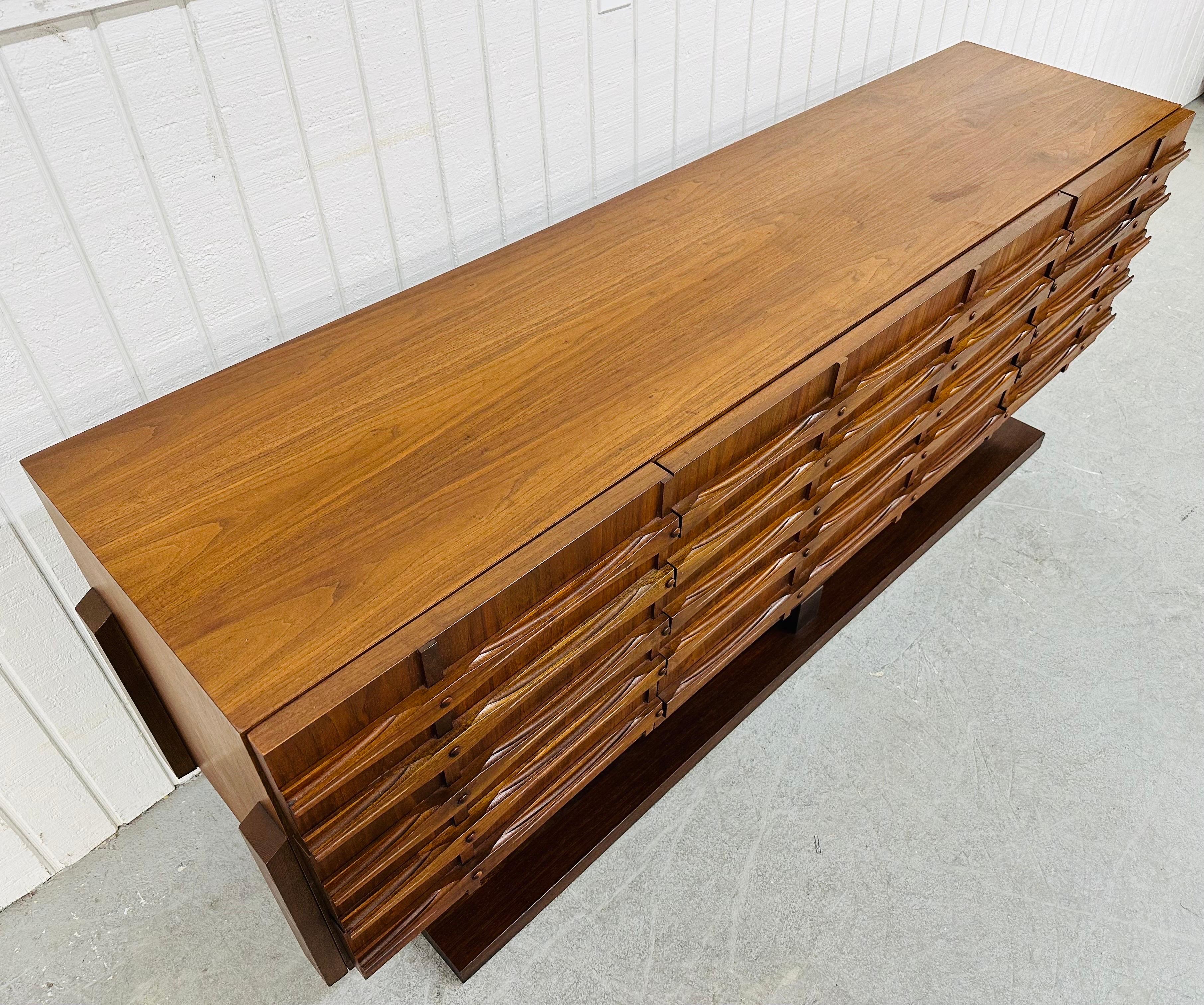 Mid-Century Modern Brutalist 9-Drawer Dresser In Good Condition For Sale In Clarksboro, NJ