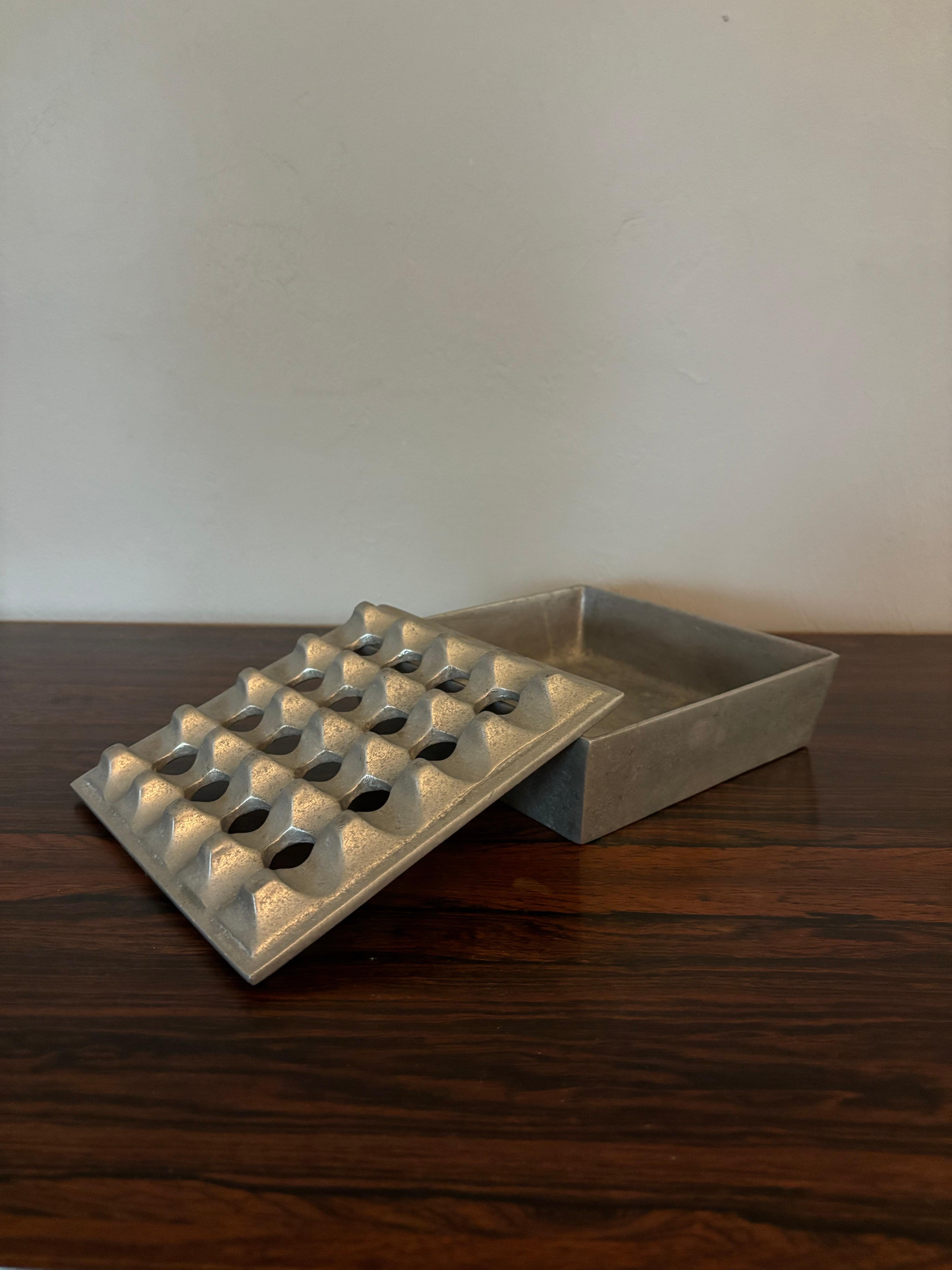 Moderner Aschenbecher aus der Mitte des Jahrhunderts. Brutalistischer Stil. Mit 16 Löchern und 20 Punkten. Hergestellt aus Aluminium. Entworfen von Holger Backstrom. Nicht markiert. Geschmackvolle Patina. 

7