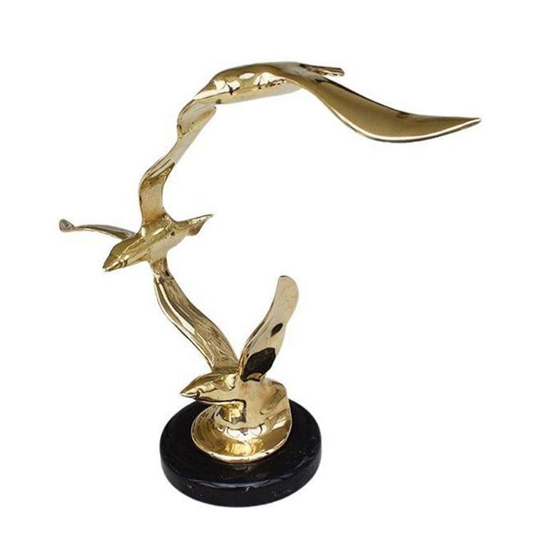 Una scultura in ottone e pietra di uccelli in volo. Questa bella statua è realizzata nello stile di Curtis Jere. Tre uccelli in ottone con le ali spiegate si trovano su una base in pietra nera. Un favoloso esempio di design brutalista del