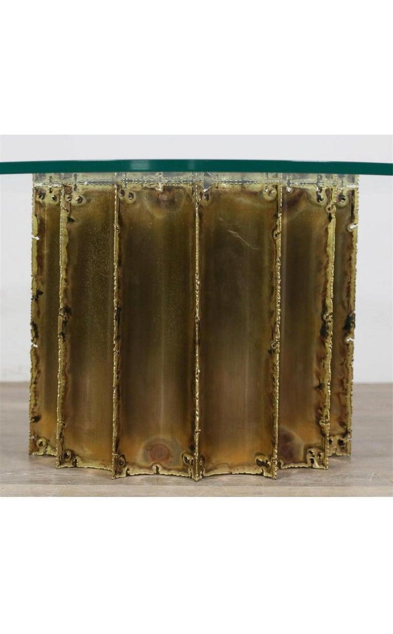 Mid-Century Modern Table basse brutaliste moderne du milieu du siècle dernier en laiton et verre de Tom Greene en vente