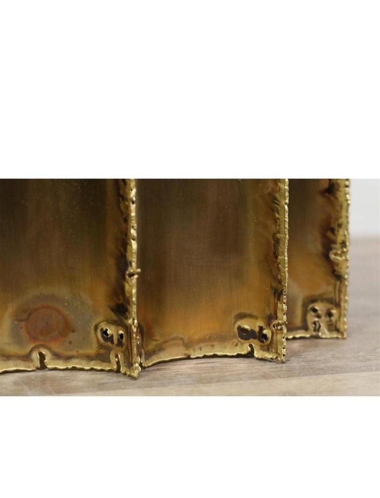 Américain Table basse brutaliste moderne du milieu du siècle dernier en laiton et verre de Tom Greene en vente