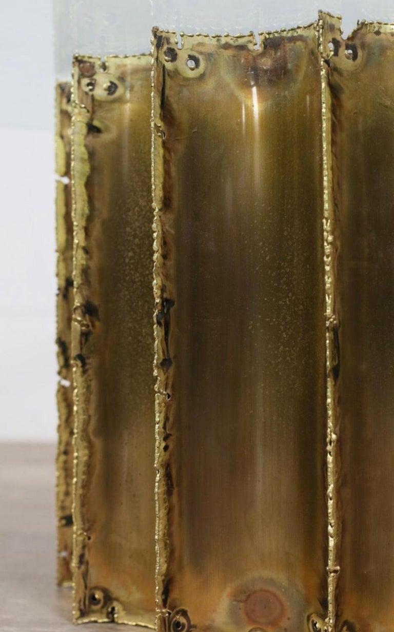 Soudé Table basse brutaliste moderne du milieu du siècle dernier en laiton et verre de Tom Greene en vente