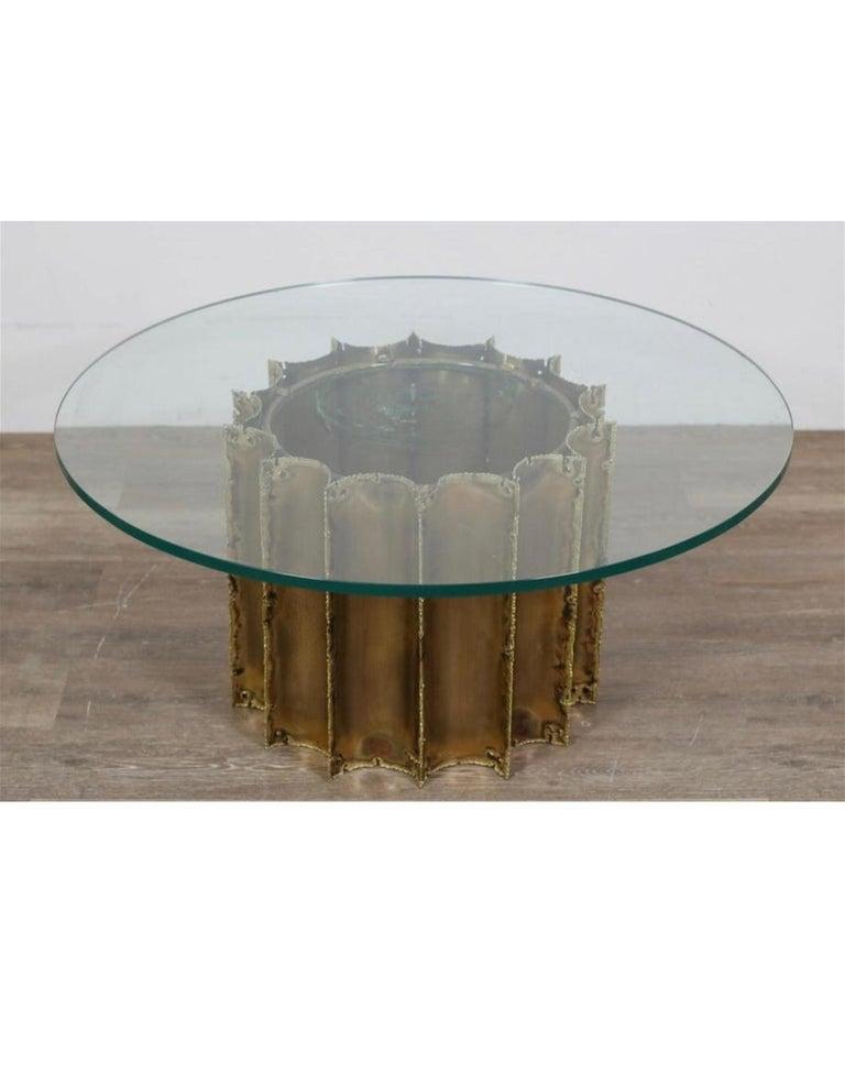 Table basse brutaliste moderne du milieu du siècle dernier en laiton et verre de Tom Greene Bon état - En vente à Brooklyn, NY