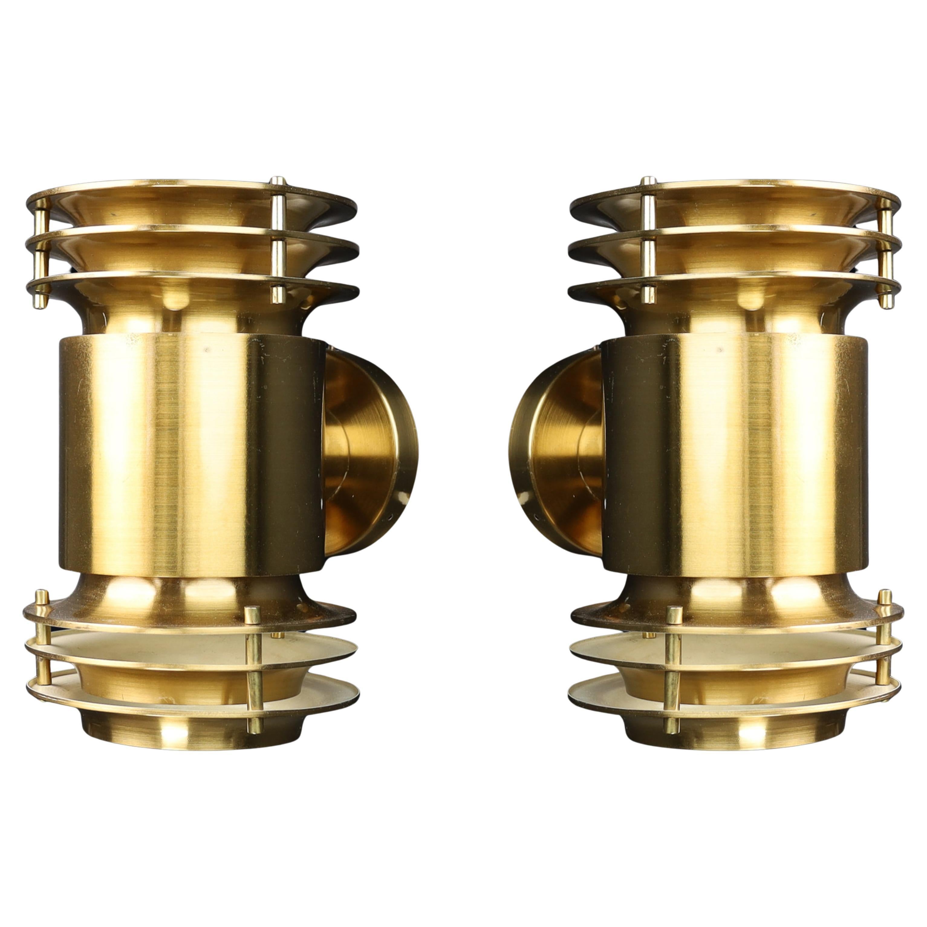 Mid-Century Modern Brutalist Brass Wall Sconce, Prague 1960s

This Mid-Century Modern Brutalist brass wall sconce from Prague dates back to the 1960s. Its design is characterized by bold, geometric forms and an industrial aesthetic typical of the