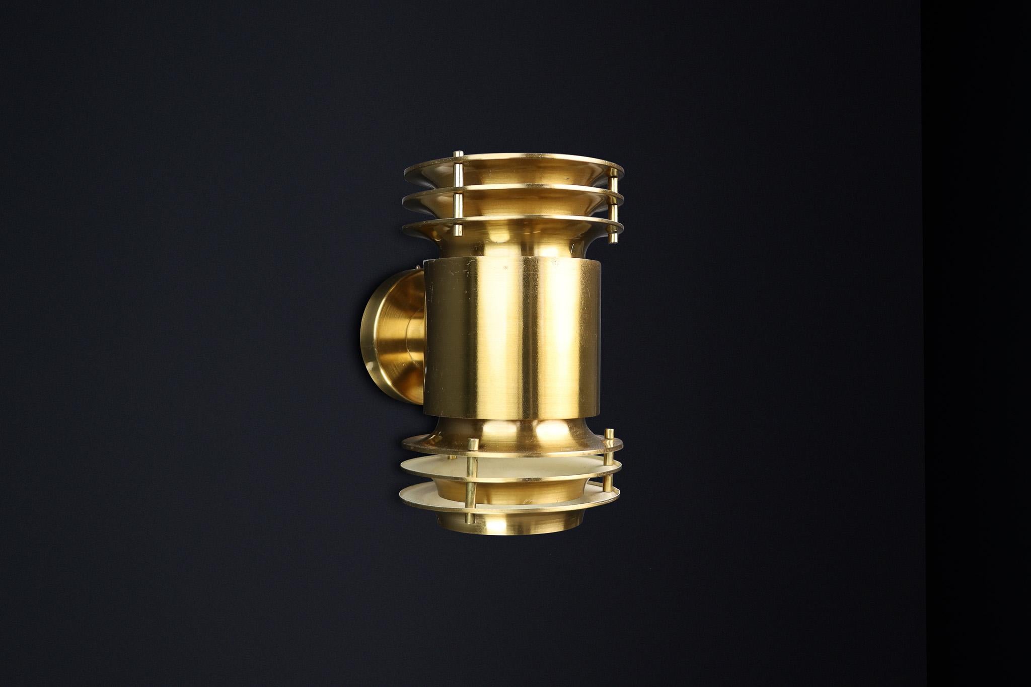Mid-Century Modern Brutalist Brass Wall Sconce, Prague 1960s In Good Condition For Sale In Almelo, NL