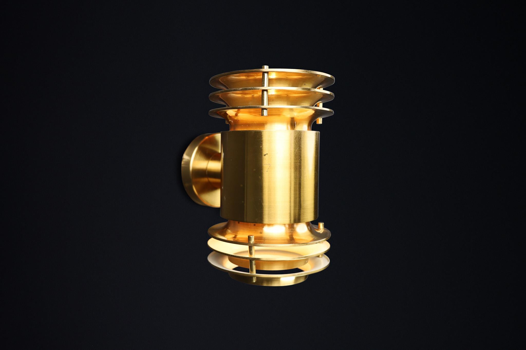 Mid-Century Modern Brutalist Brass Wall Sconce, Prague 1960s For Sale 3
