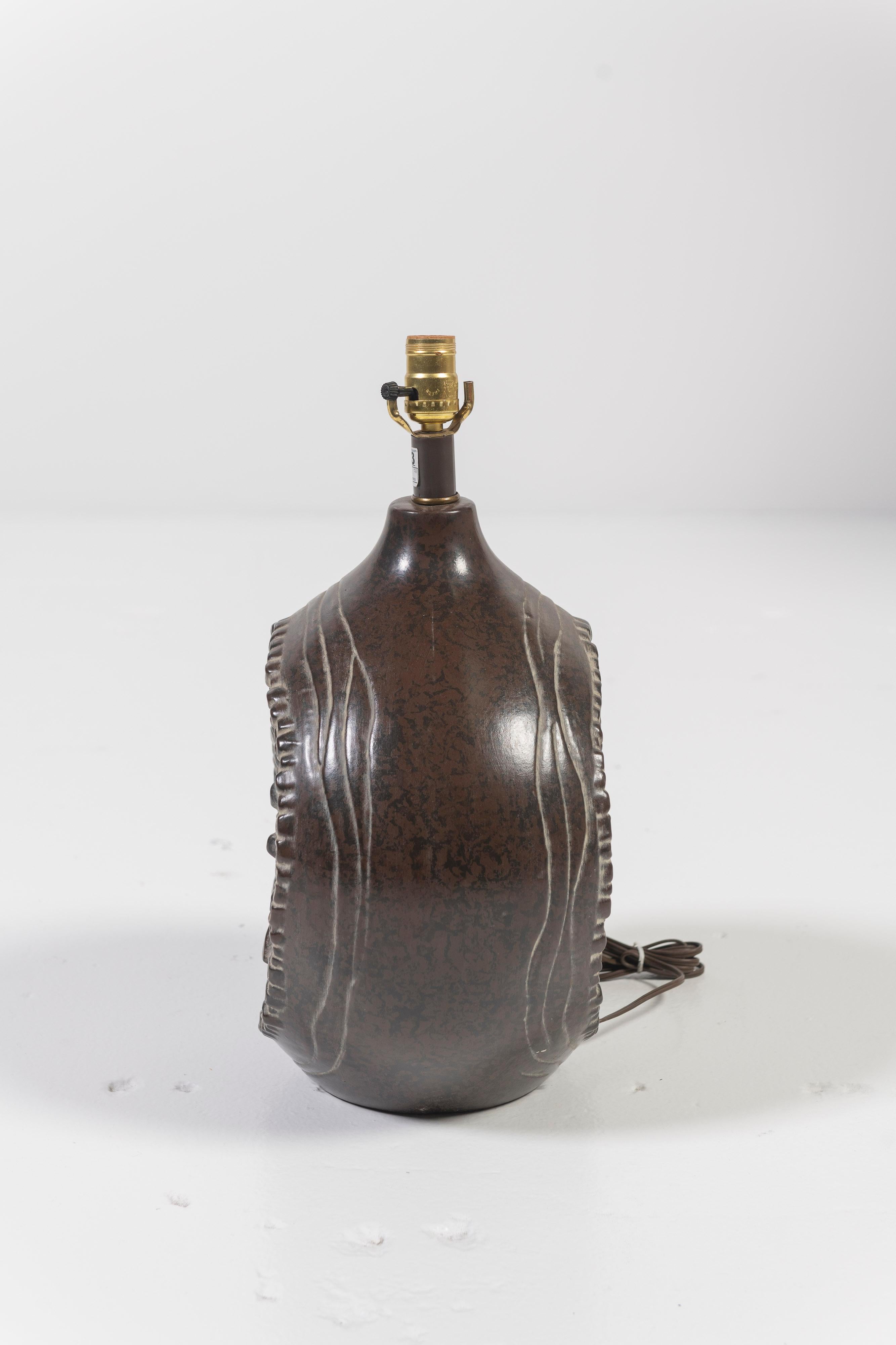 Brutalistische Keramik-Tischlampe aus der Jahrhundertmitte  (Brutalismus) im Angebot