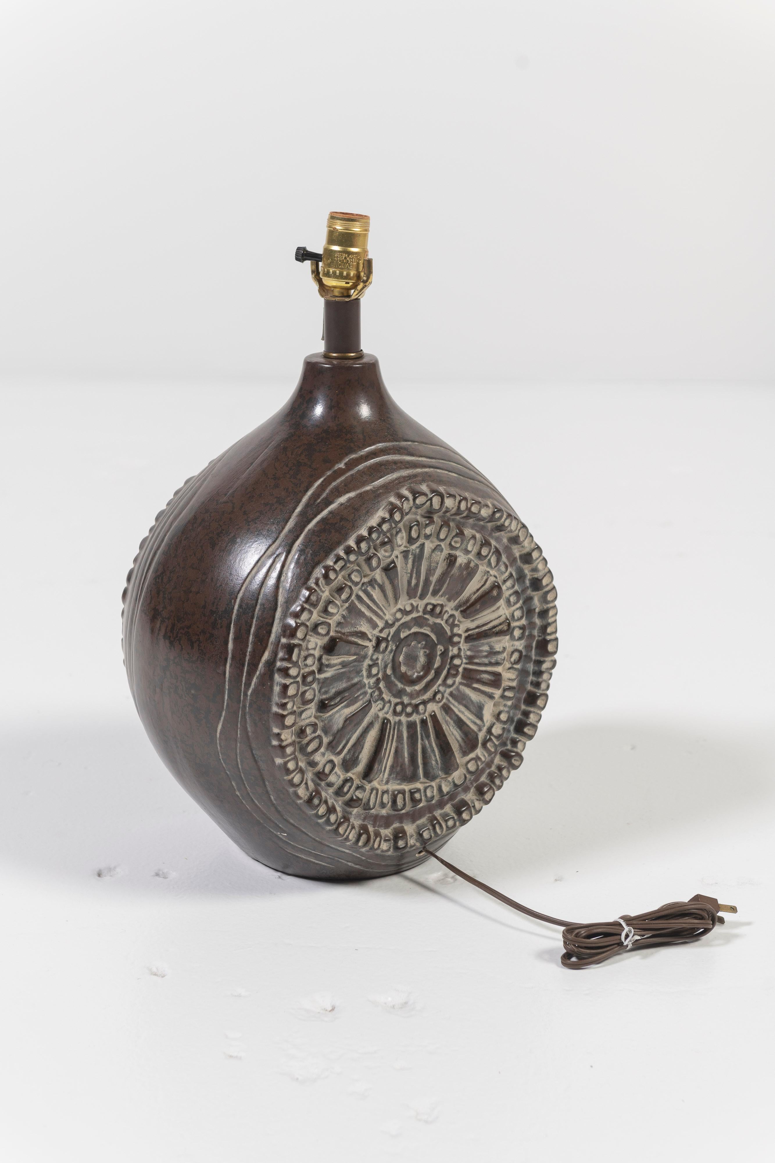 Brutalistische Keramik-Tischlampe aus der Jahrhundertmitte  im Zustand „Gut“ im Angebot in San Francisco, CA