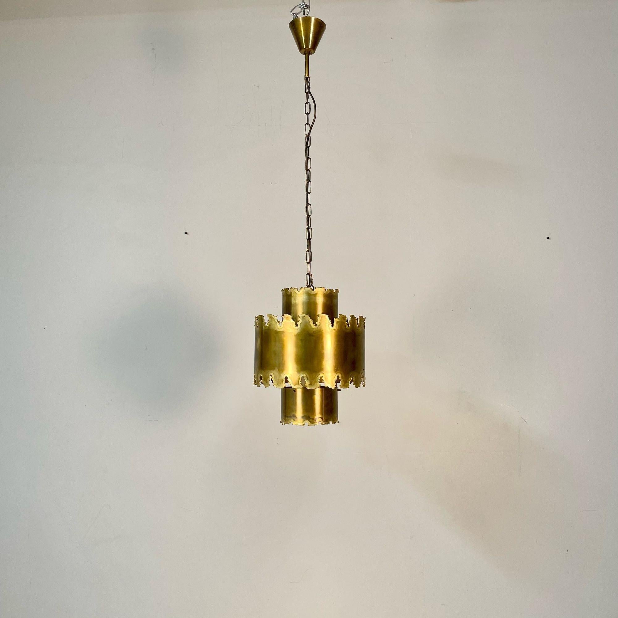 Small Mid-Century Modern Brutalist Chandelier / Pendant by Tom Greene, Patinated Brass
 
Tom Greene for Feldman Lighting Co. 
 
Patinated Brass
United States, 1960s
 
40