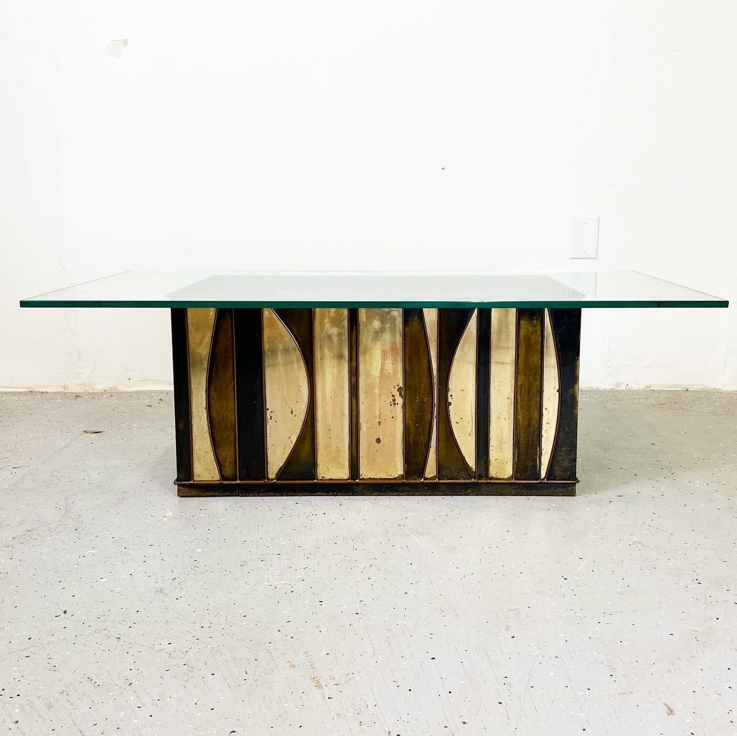 Dies ist ein hervorragender und seltener Tisch von Curtis Jere. Dieses Stück besteht aus geschweißtem Messing, das an einigen Stellen poliert und an anderen unterschiedlich stark patiniert ist. Dieses Werk ist auffallend und einzigartig und erinnert