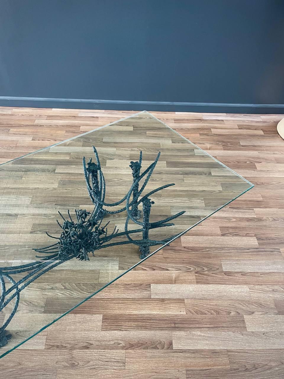 Fer Table basse brutaliste moderne du milieu du siècle dernier par Daniel Gluck en vente
