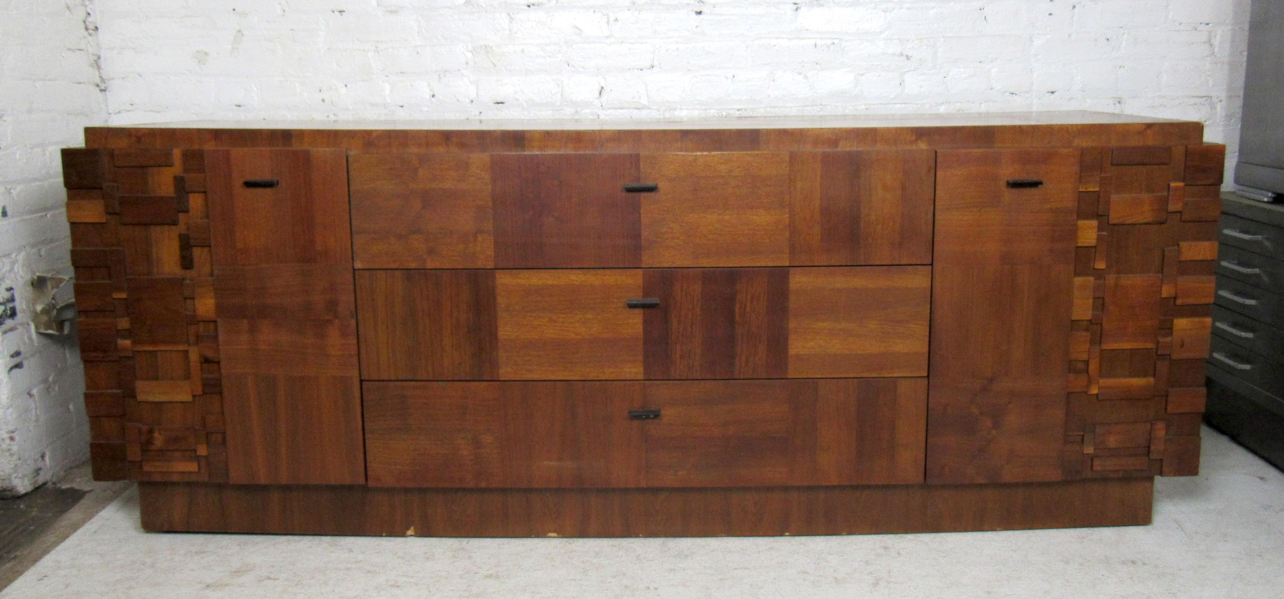 This unique lane dresser combines stylish Brutalist detail with nine spacious drawers for storage. From the staccato line, this wonderful design is perfect for any setting.
Please confirm item location (NJ or BK).