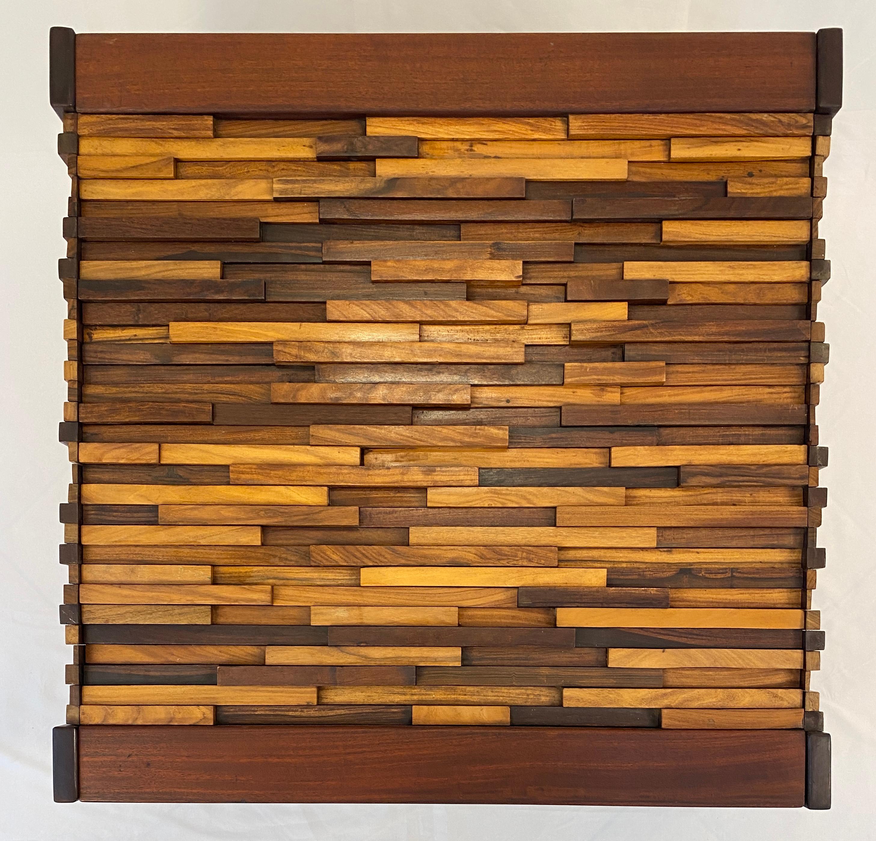 Stupendo e iconico tavolino pieghevole Brutalista del Mid-Century Modern disegnato da Percival Lafer.
Un sorprendente design brasiliano degli anni '70.

Il tavolino Brutalist è realizzato in teak, palissandro e jacaranda in diverse altezze e