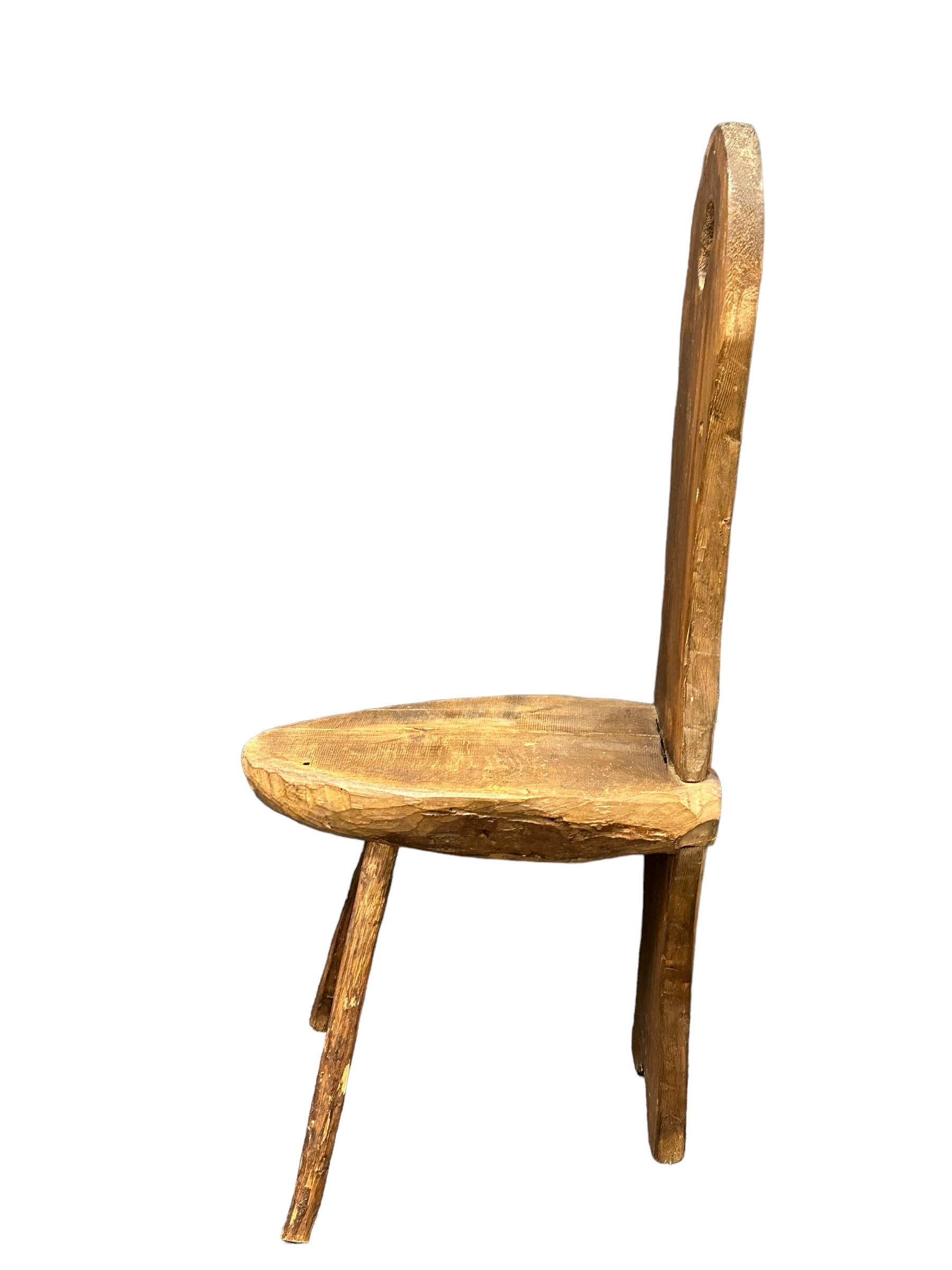 Interessanter brutalistischer Holz-Dreibeinstuhl aus Deutschland. Die Sitzfläche wurde aus einem Baumstamm geschnitten. Diese moderne brutalistische Version, die im 19. Jahrhundert als Stuhl in deutschen Bauernhäusern verwendet wurde, ist ein