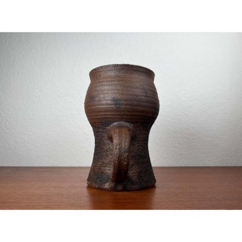 Mitte des Jahrhunderts Moderne Brutalistische Deutsche Studio Keramik Karaffe Vase von Gerhard Liebenthron, 1974, in sehr gutem Zustand. Entworfen 1970 bis 1979. Dieses Stück ist mit einem Zuordnungszeichen versehen.

Zusätzliche