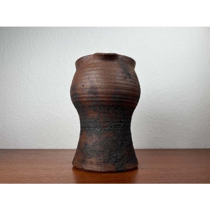 Brutalistische deutsche Studio-Vase von Gerhard Liebenthron aus der Jahrhundertmitte, 1974 (Keramik) im Angebot