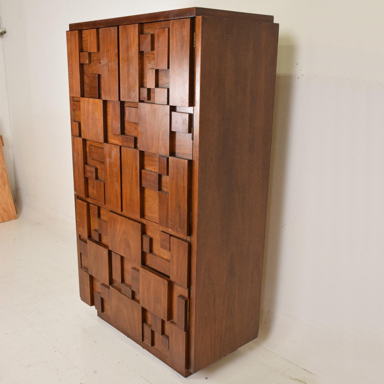 For your consideration, a Mid-Century Modern Brutalist highboy by Lane, patchwork walnut tiles, attributed to Milo Baughman.


Made in the USA circa the 1970s.


Dimensions: 38