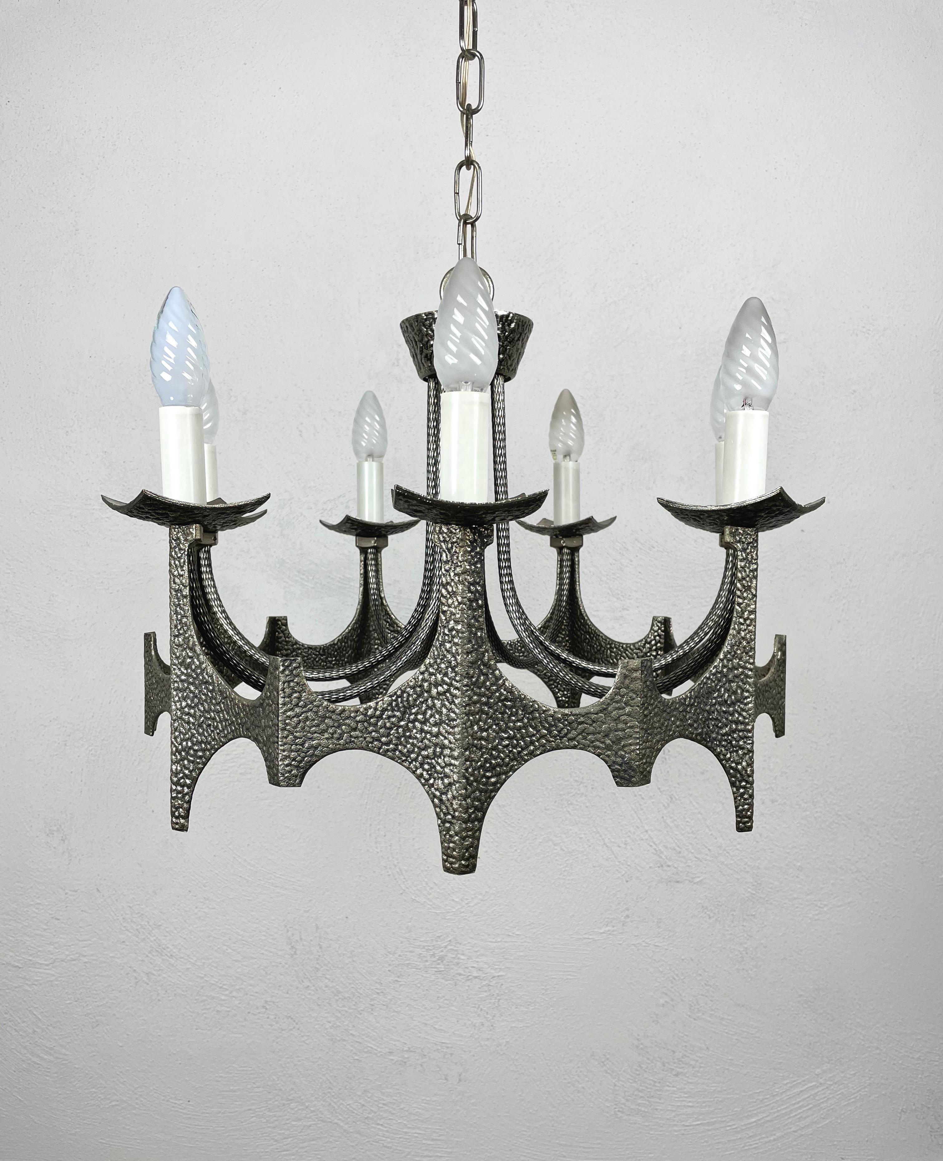 Mid-Century Modern Brutalist Iron Chandelier Pendant In Good Condition For Sale In Rome, IT