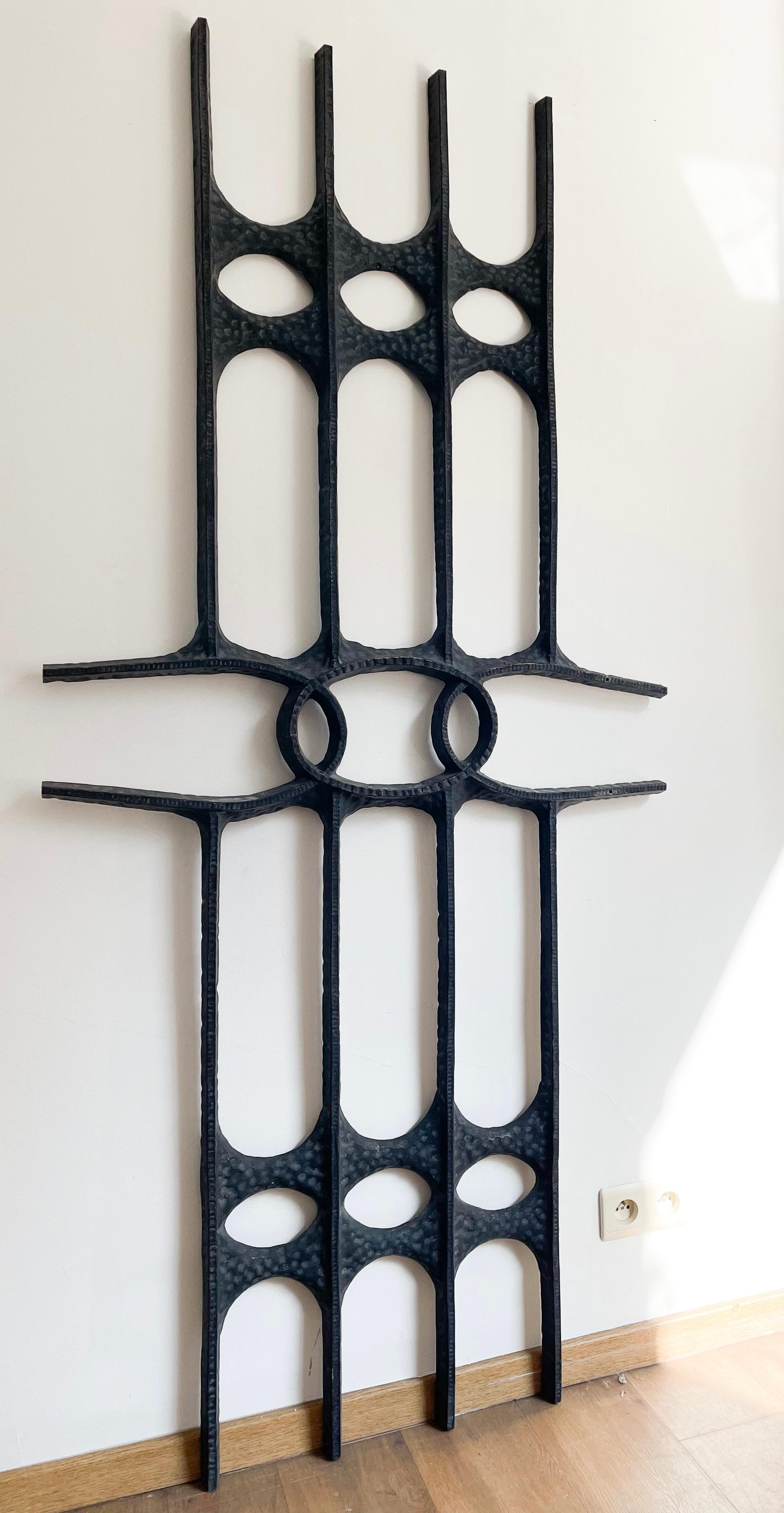 Mid-Century Modern Brutalist Iron, Wall-Mounted Sculpture, 1960s In Good Condition For Sale In Brussels, BE