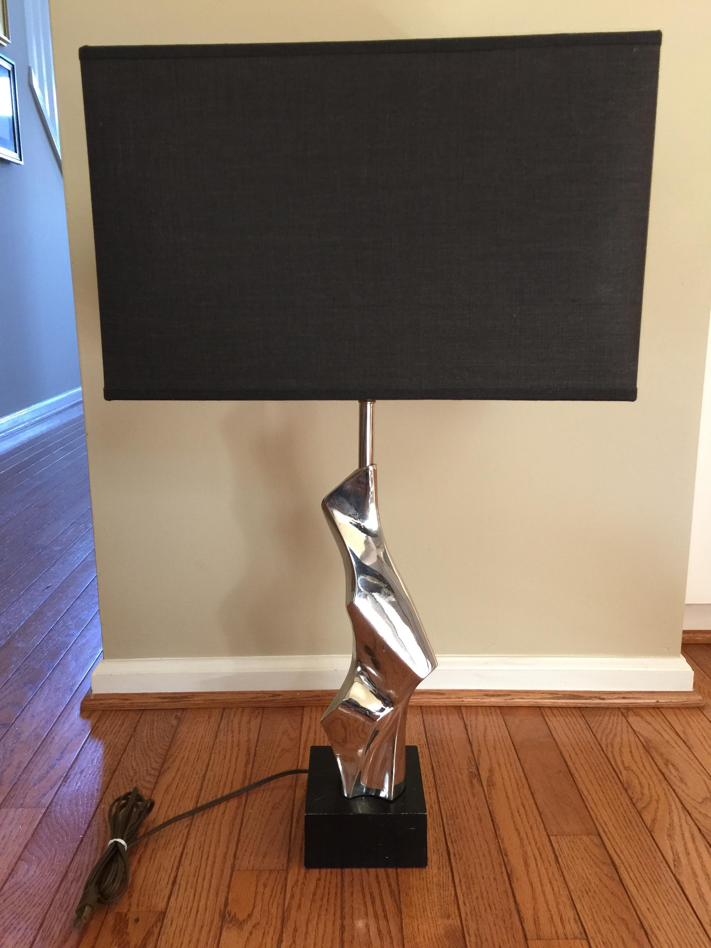 Mid-Century Modern brutalist table lamp by Laurel Lamp. Sculptural abstract form features a polished nickel chrome finish and is mounted on a black metal plinth base. Lamp shade not included. Designed by Richard Barr for Laurel. 

Measures: Height