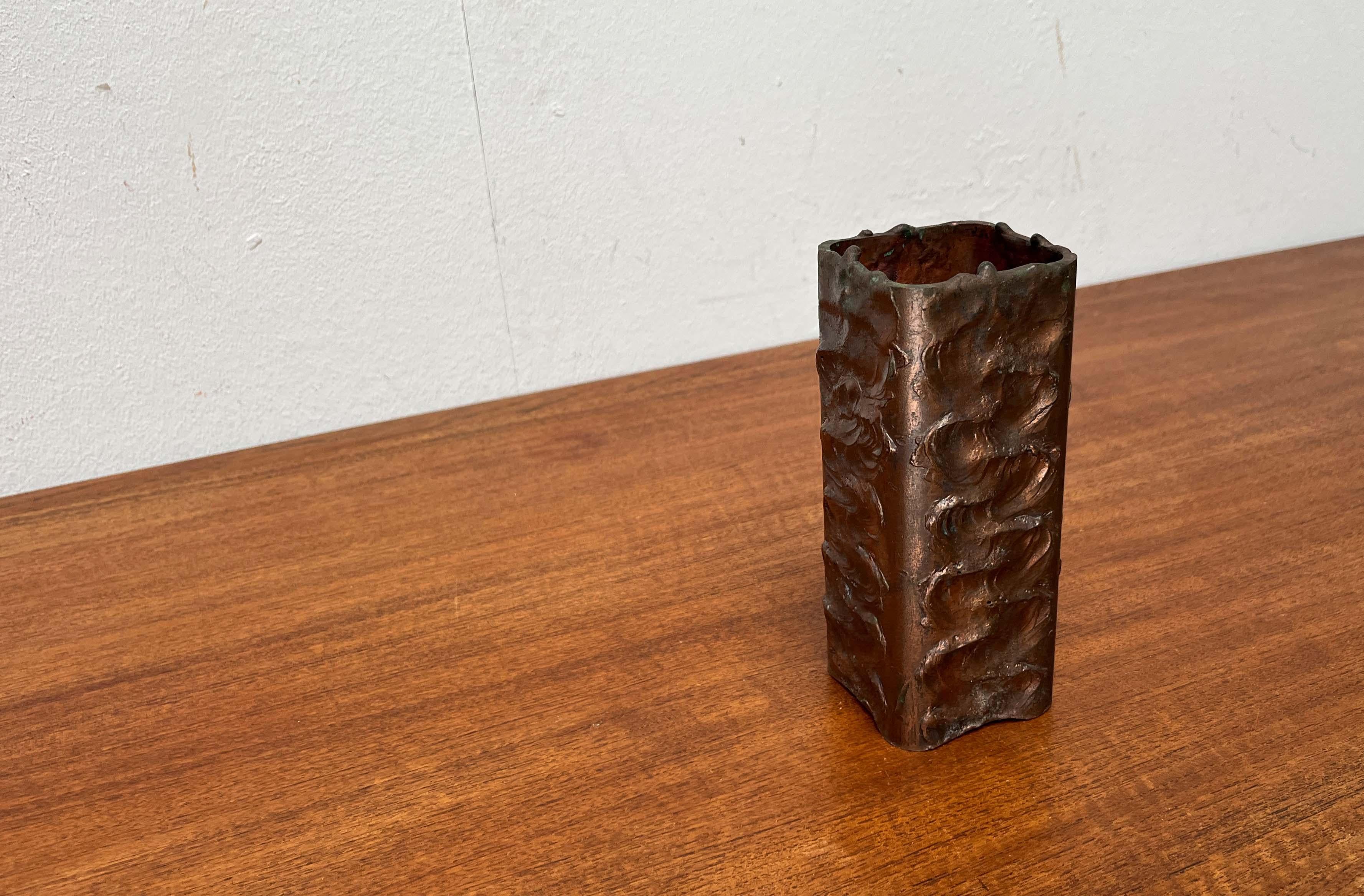Brutalistische Metallblockvase aus der Jahrhundertmitte, Finnland, 1960er Jahre im Angebot 7