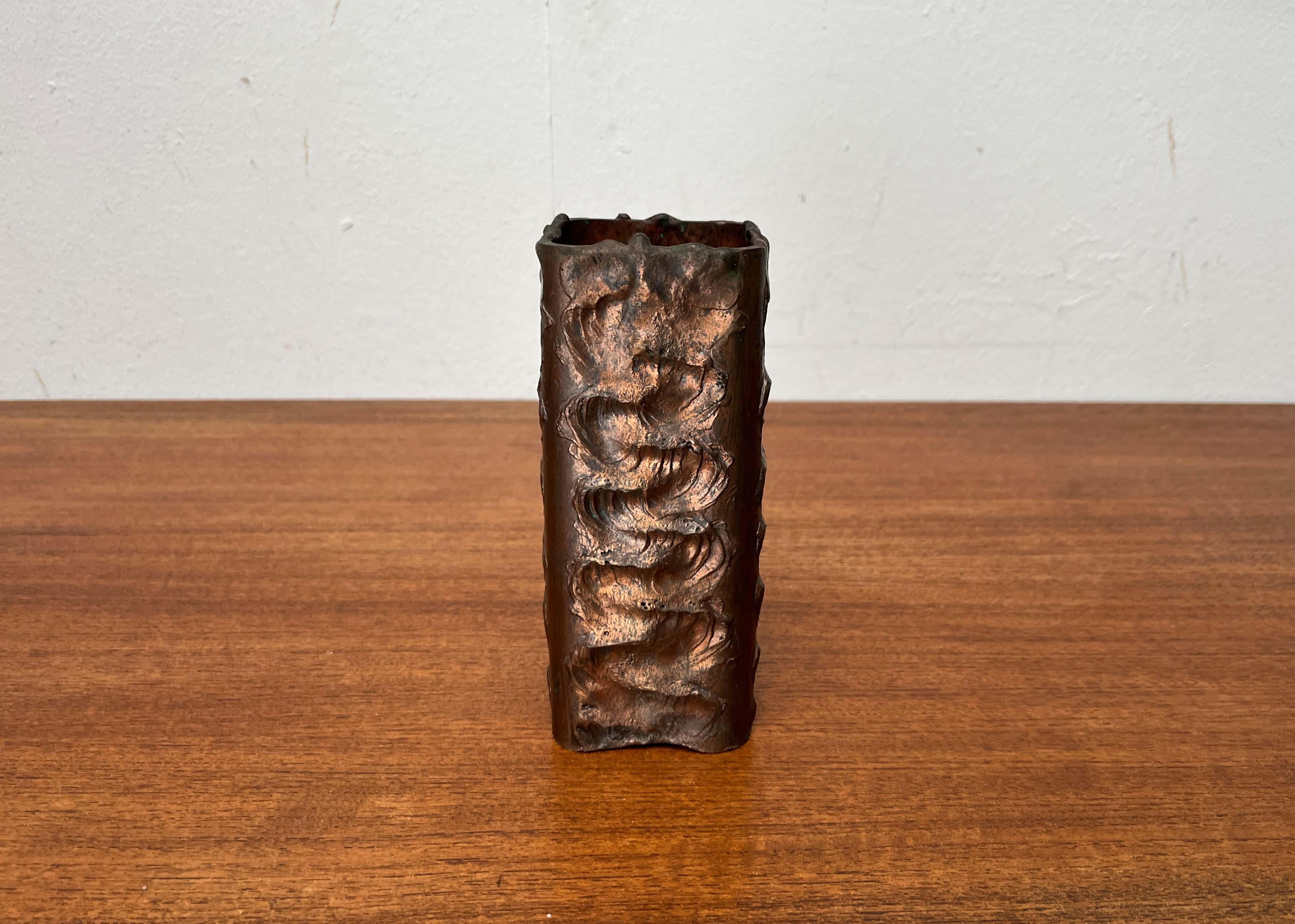 Brutalistische Metallblockvase aus der Jahrhundertmitte, Finnland, 1960er Jahre im Zustand „Gut“ im Angebot in Hamburg, DE