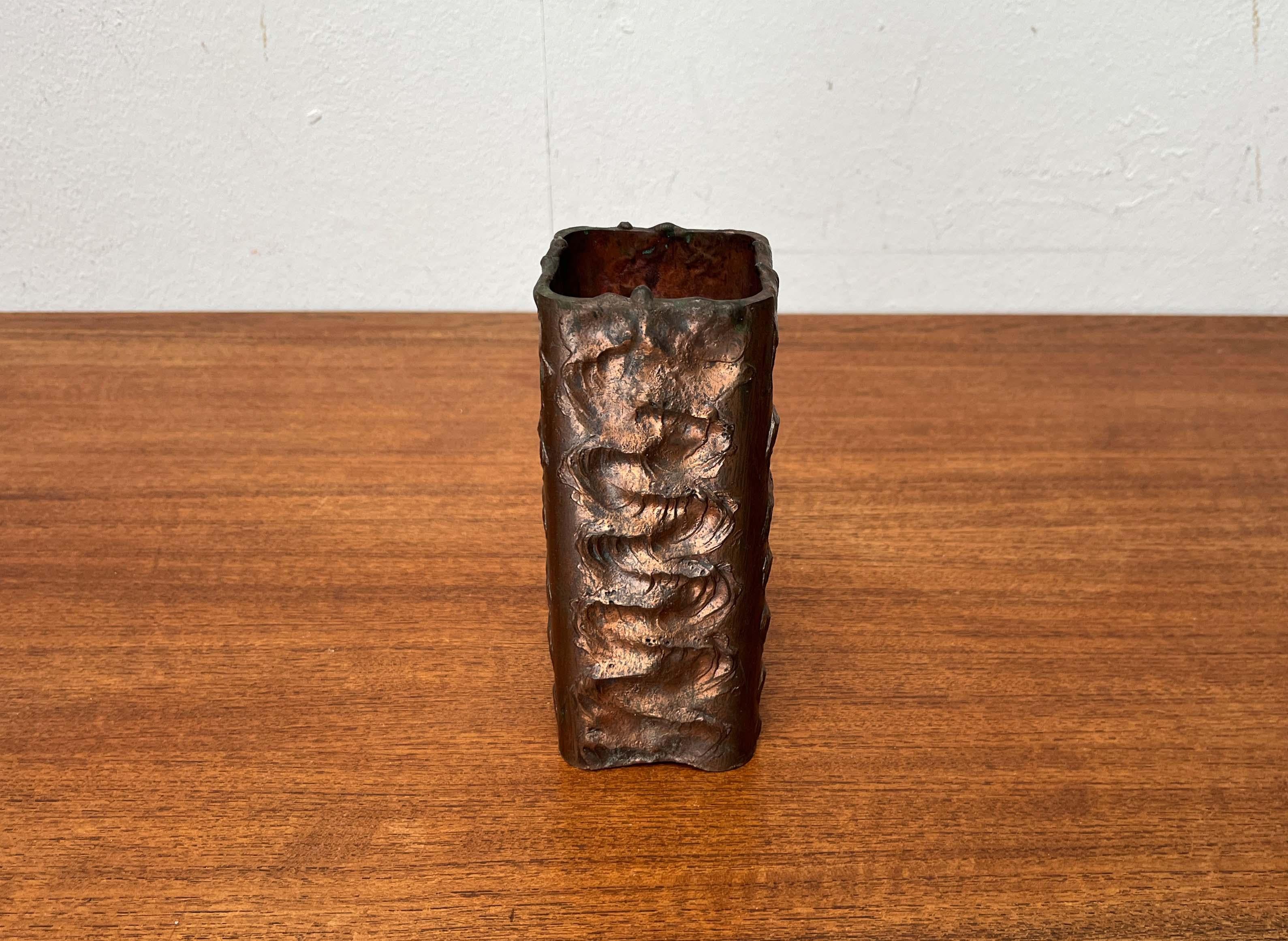 Brutalistische Metallblockvase aus der Jahrhundertmitte, Finnland, 1960er Jahre (20. Jahrhundert) im Angebot