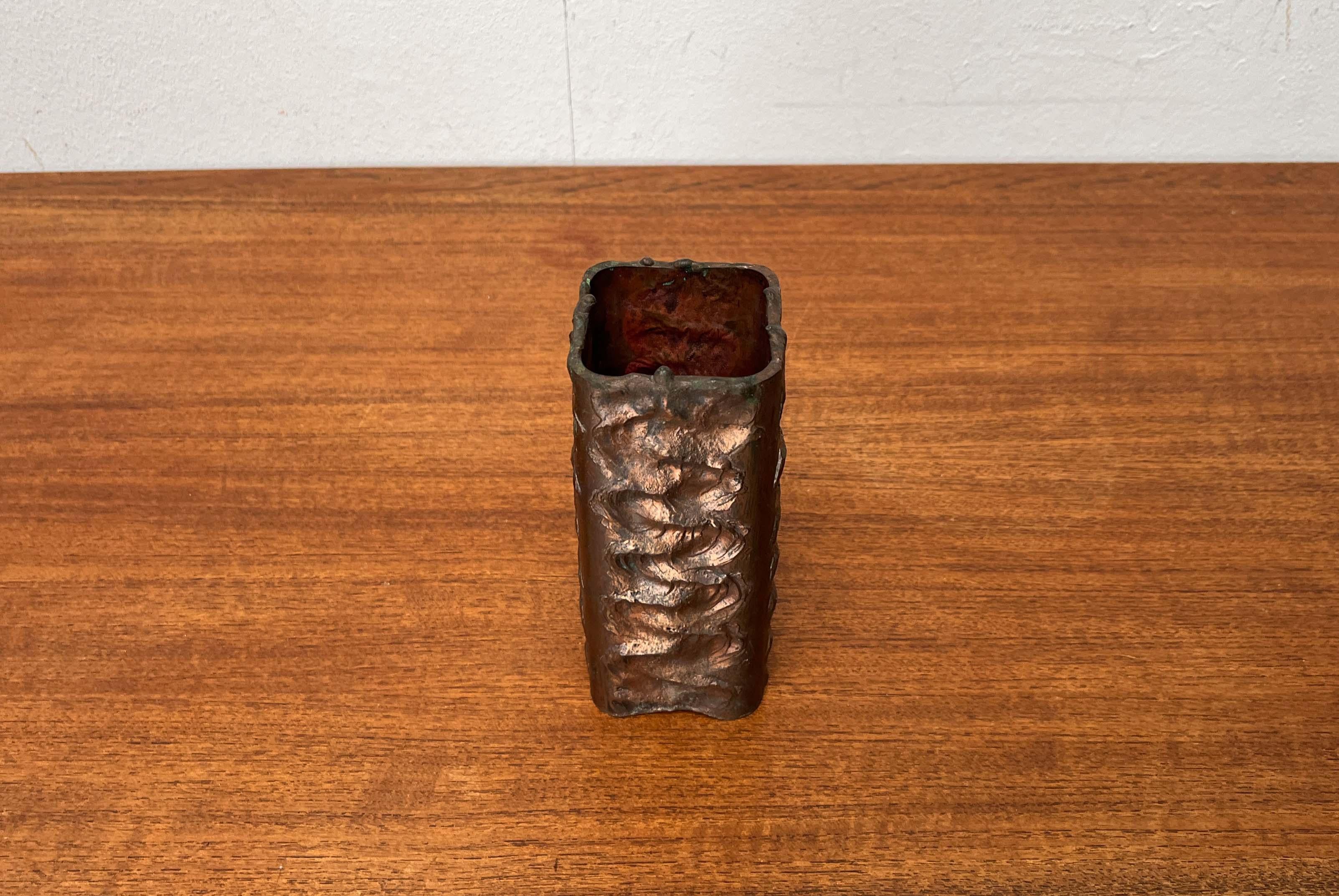 Brutalistische Metallblockvase aus der Jahrhundertmitte, Finnland, 1960er Jahre im Angebot 1