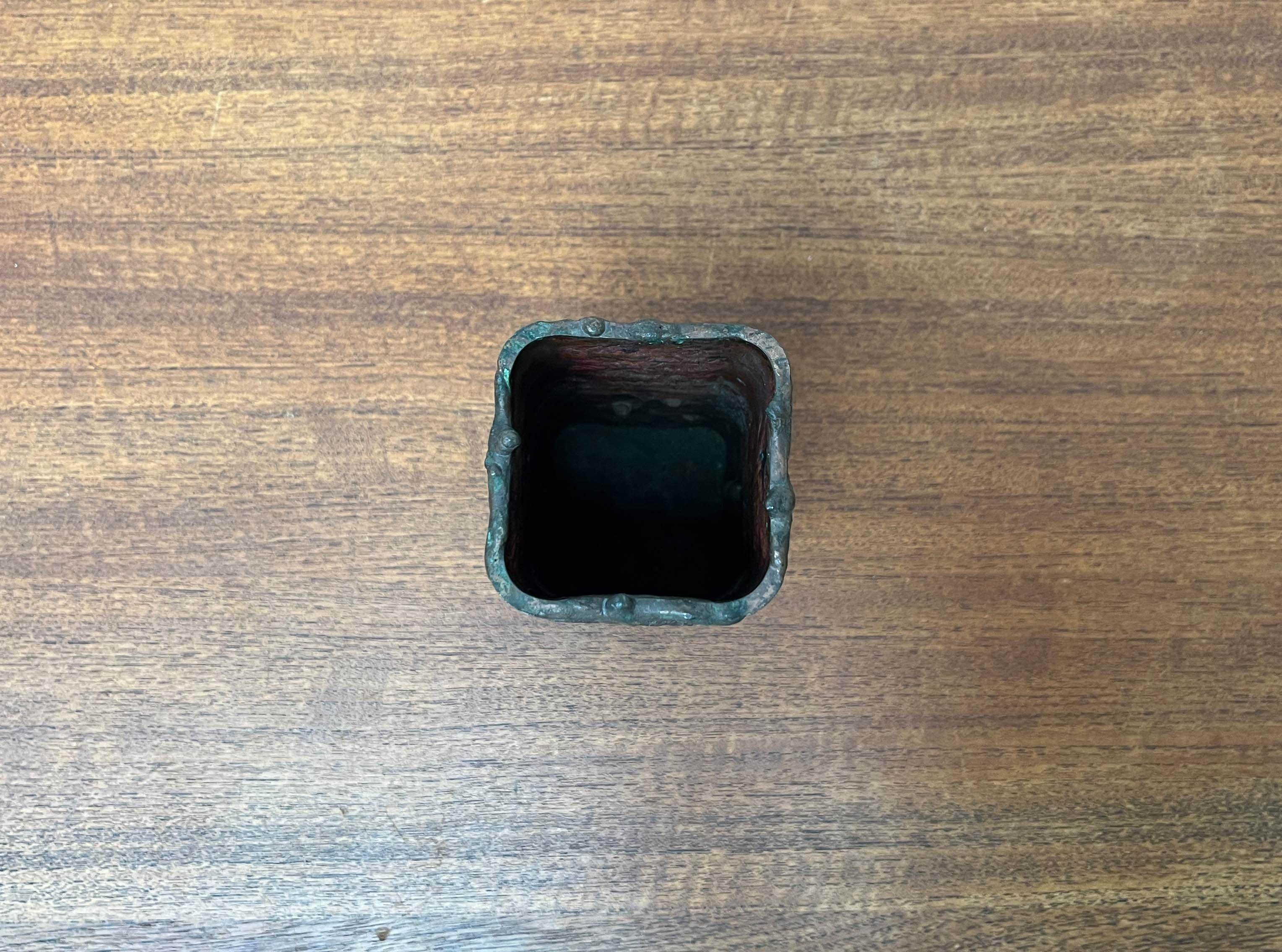 Brutalistische Metallblockvase aus der Jahrhundertmitte, Finnland, 1960er Jahre im Angebot 3