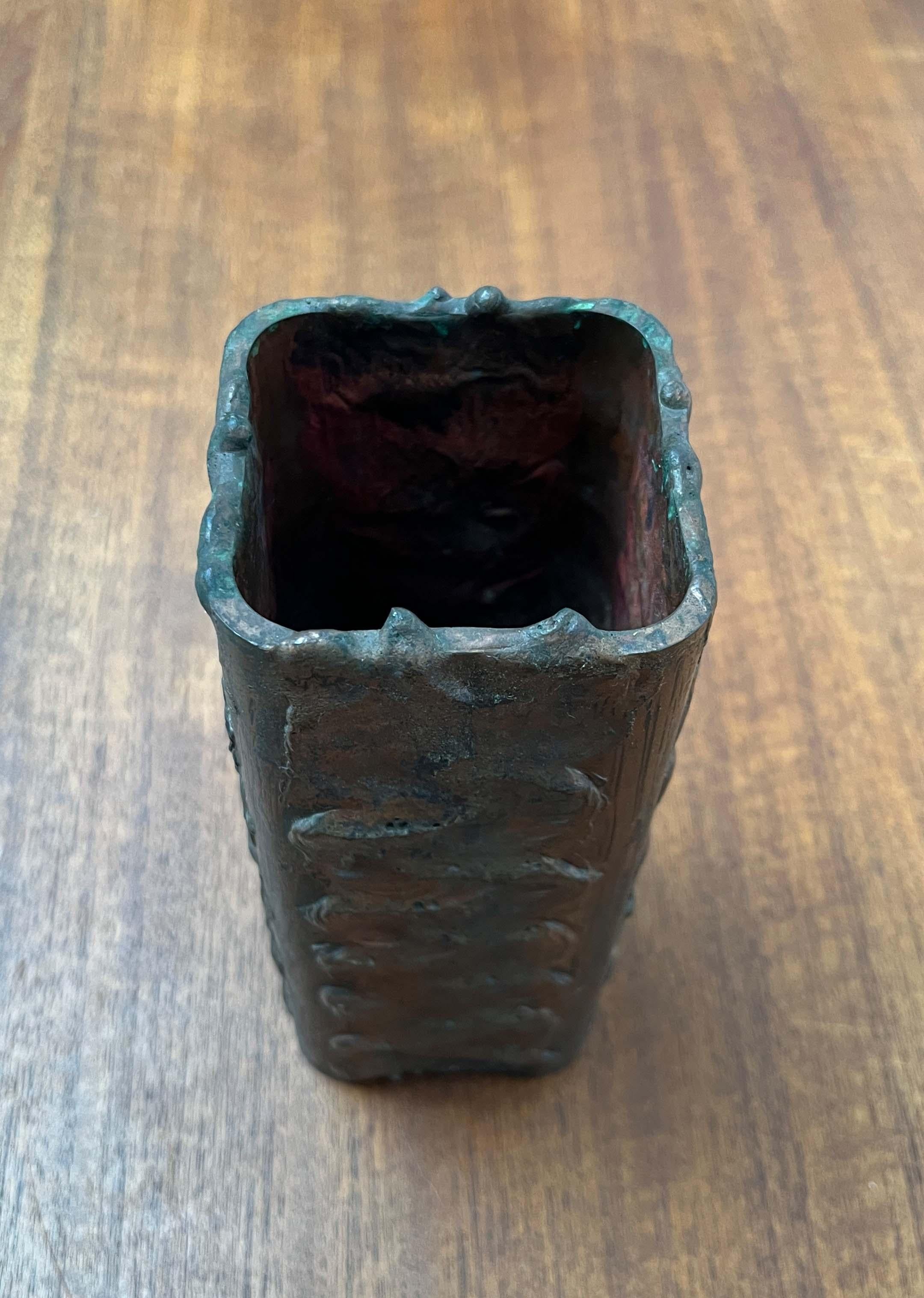 Brutalistische Metallblockvase aus der Jahrhundertmitte, Finnland, 1960er Jahre im Angebot 4