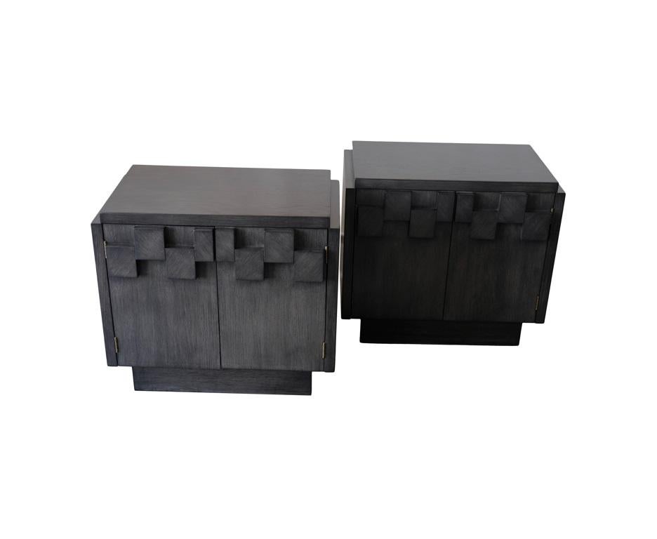 Inspiriert von Paul Evans, ist dieses fabelhafte Paar Nacht- oder Beistelltische aus Holz im Vintage-Stil aus der 'Staccato'-Kollektion der Lane Furniture Company. Sie entstand in den 1970er Jahren und ist eine bemerkenswerte Verkörperung der