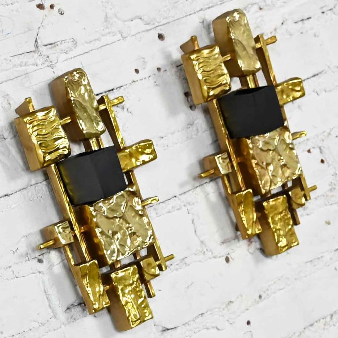 Stunning Mid-Century Modern or brutalist gold and black plastic wall sconces model #4050 by Dart Industries (previously known as Syroco the well-known early 20th century ornamental décor manufacturing company.). Beautiful condition, keeping in mind
