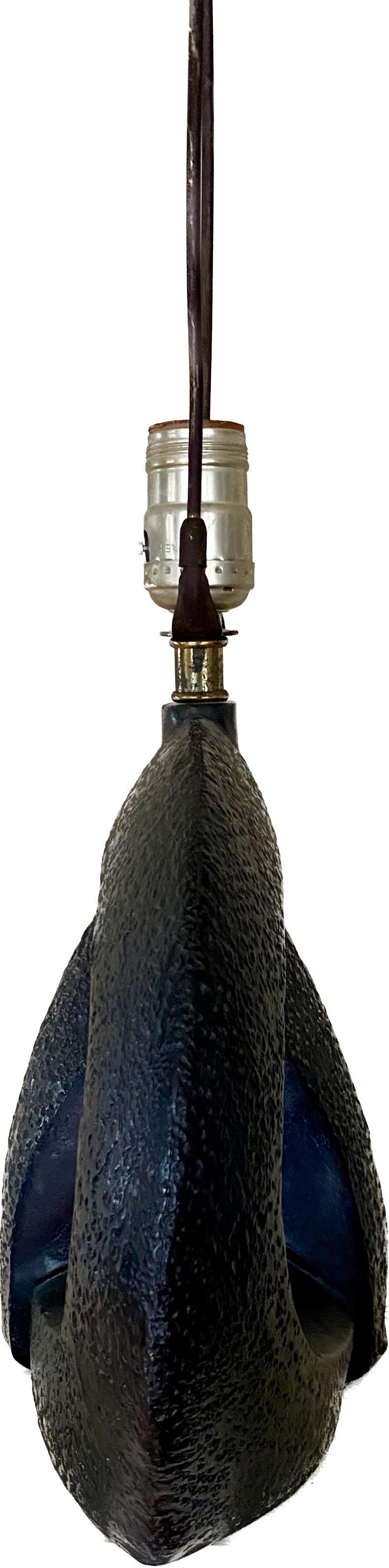 Skulpturale schwarze Mid-Century-Modern-Tischlampe aus brutalistischer Keramik von Jo Wallis im Zustand „Gut“ im Angebot in Lambertville, NJ