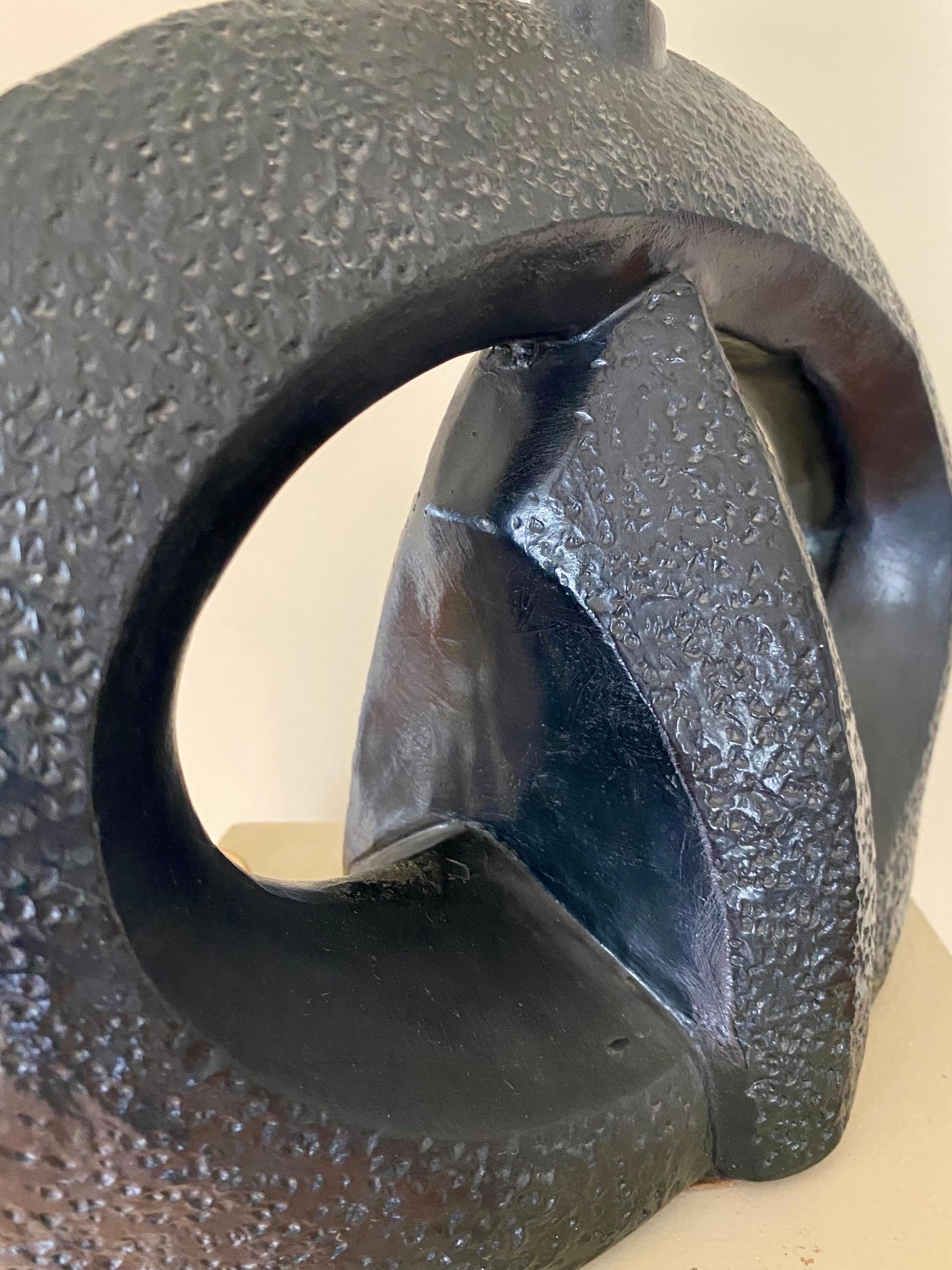 Skulpturale schwarze Mid-Century-Modern-Tischlampe aus brutalistischer Keramik von Jo Wallis (Mitte des 20. Jahrhunderts) im Angebot
