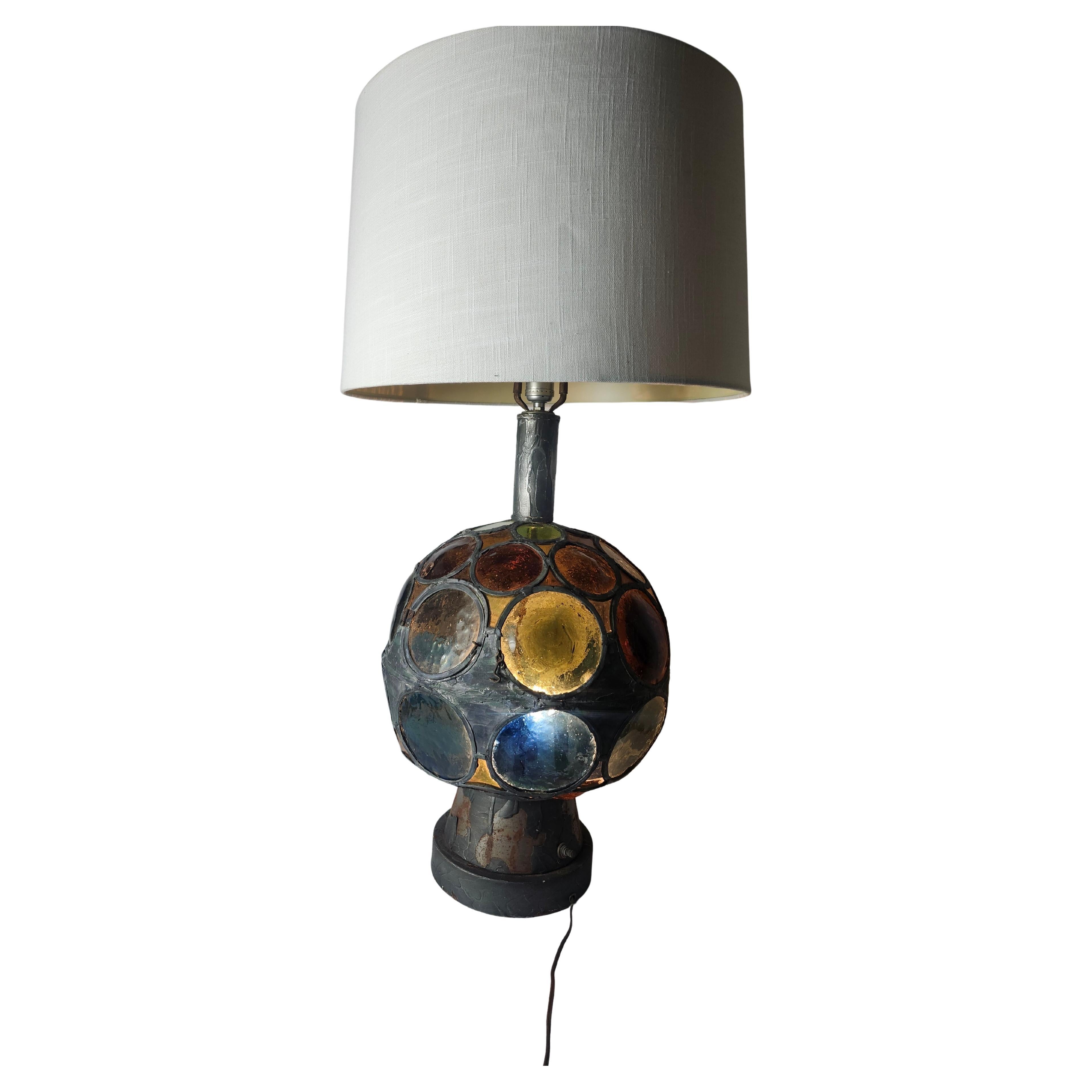 Américain Lampe de table sculpturale brutaliste mi-siècle moderne avec verre architectural C1960 en vente