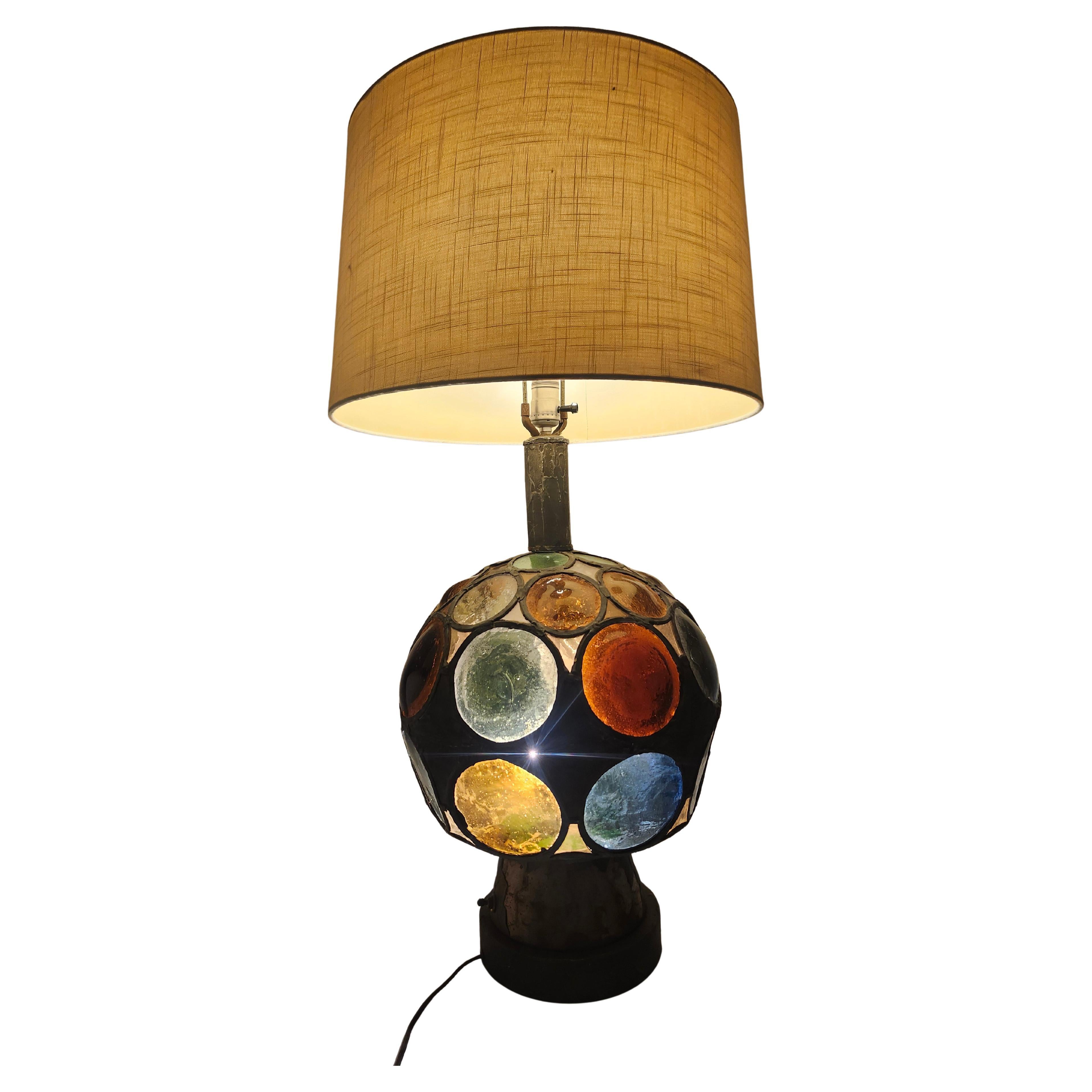 Fait main Lampe de table sculpturale brutaliste mi-siècle moderne avec verre architectural C1960 en vente