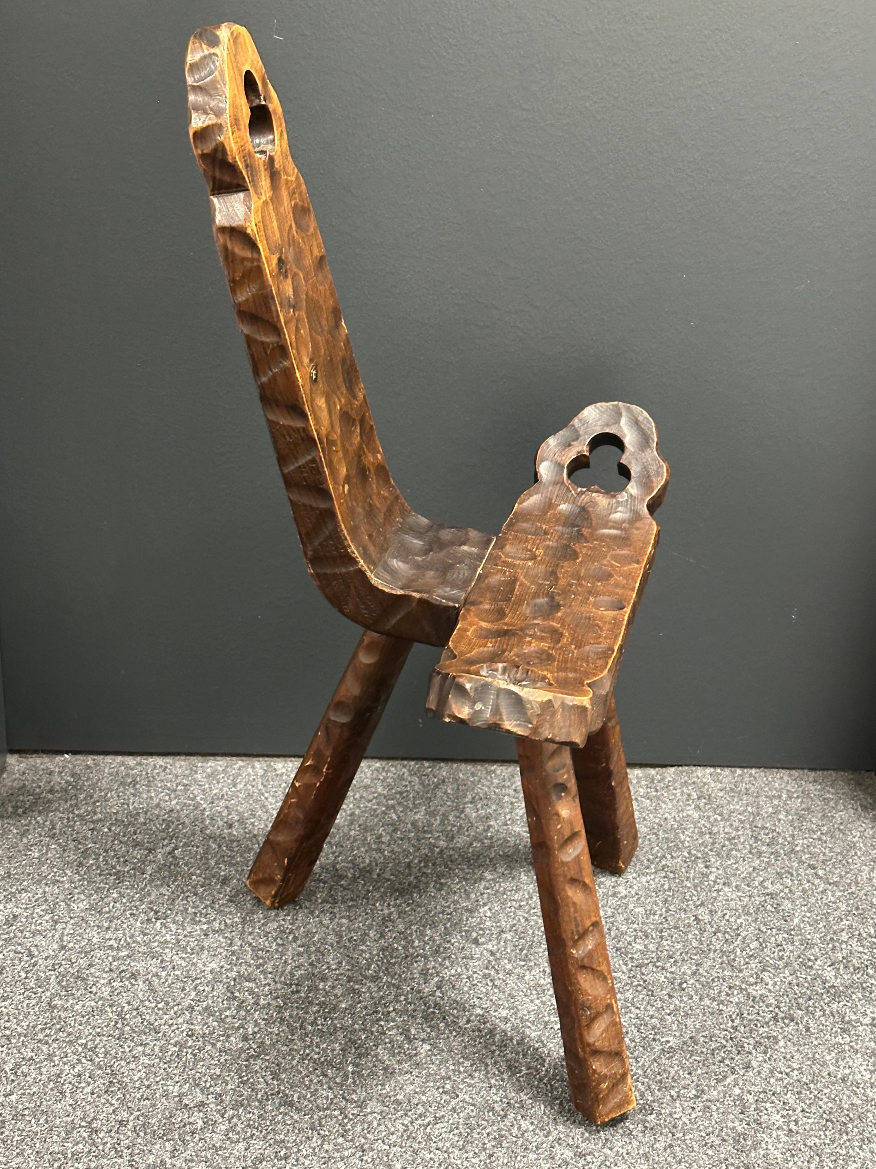Mid-Century Modern Brutalistischer skulpturaler Holz-Dreibein-Stuhl, Spanien, 1970er Jahre im Angebot 2